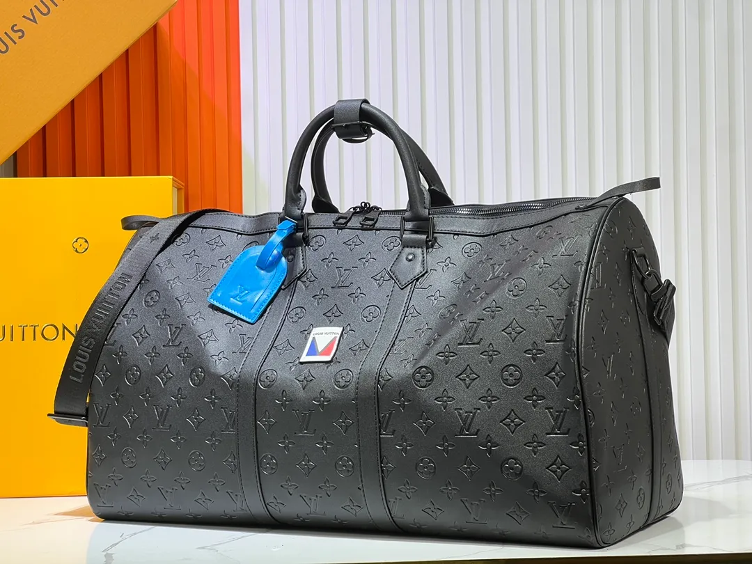 Batch 460💰M41416 This Keepall Sport travel bag is from the 37th America's Cup series and is made of waterproof Monogram Storm canvas embossed with a delicate Monogram pattern. Dynamic colorways, moisture-resistant zippers and LV quick-release buckles echo the nautical style, while a detachable shoulder strap and top handle provide multiple carrying options. Size: 50x29x23cm
