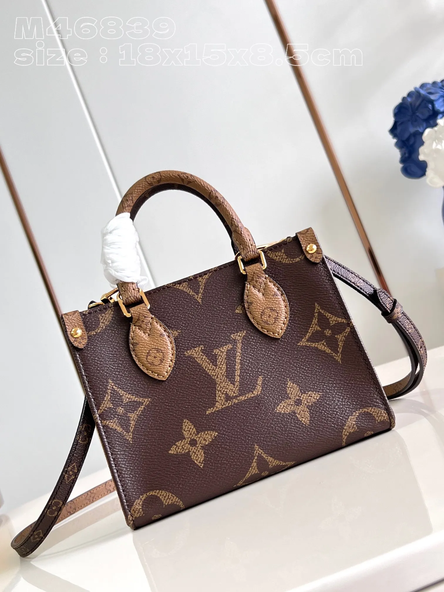 💰760 top original order [Exclusive real shot M46839] This OnTheGo BB tote bag is condensed with the original design in Monogram canvas, and the leather handle and handle fixings are integrated into Monogram Reverse canvas. There's plenty of space to store your phone, and the detachable and adjustable shoulder strap adds carrying options. 18 x 15 x 8.5 cm (length x height x width)