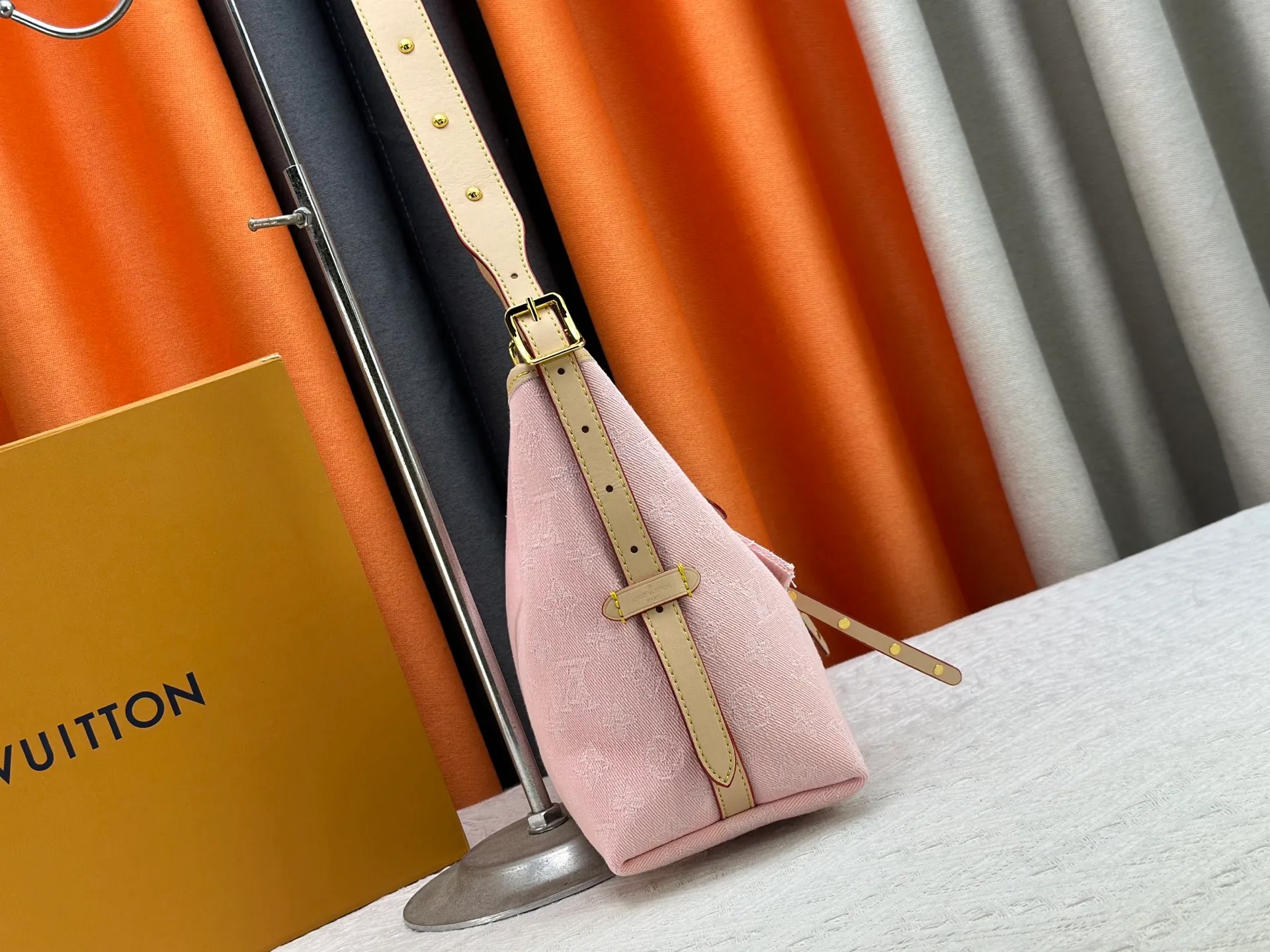 P280 Upgraded original M11462 M46203 Pink Small New (denim denim) CarryAll small handbag is made of Monogram canvas and leather trim, making it a personal companion for urban life. The generous construction has a neat interior and a large interior pocket adds a functional element. Monogram canvas zippered clutch secured with leather strap. Dimensions: 29 x 24 x 12 cm