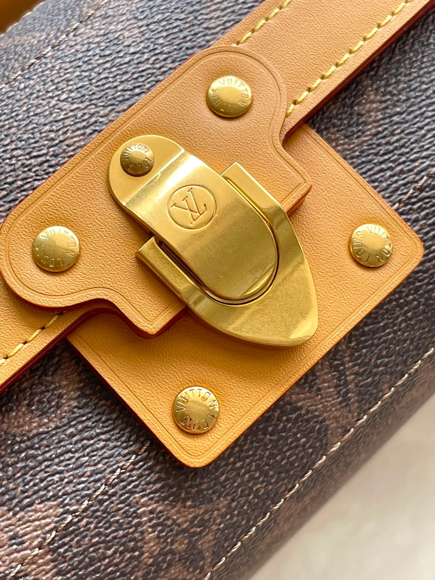 💰1400 (Steel Hardware) Top Original Order M11536 Presbyopia This Soul Trunk East West handbag is made of Monogram Dust canvas, with reinforced metal corners to show Pharrell Wiliams' respect for the brand's traditional hard box. Magnetic closure provides easy access to the main compartment, while removable leather handles and a removable and adjustable shoulder strap allow for hand, shoulder or cross-body wear. Dimensions: 29 × 17.5 × 10 cm