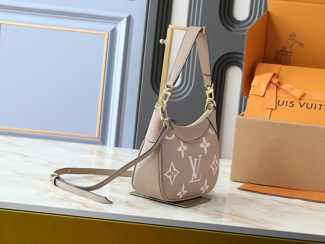 💰240💰Upgraded from the original M46002, the Bagatelle handbag is launched at the beginning of the new season, shaped with Monogram Empreinte leather. Smooth lines and soft texture allow for flexible carrying, and the exquisite design can accommodate all your travel needs, making it easy to handle day and night situations. Dimensions: 24 x 18 x 7 cm