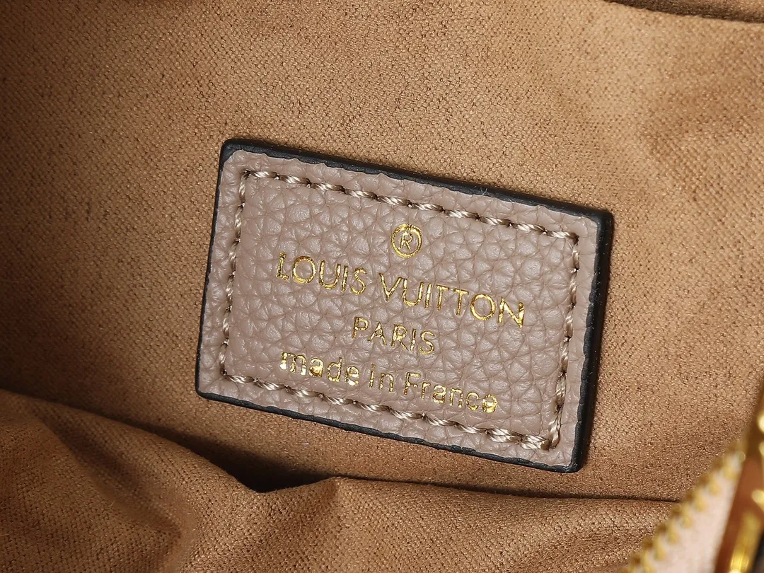 💰240💰Upgraded from the original M46002, the Bagatelle handbag is launched at the beginning of the new season, shaped with Monogram Empreinte leather. Smooth lines and soft texture allow for flexible carrying, and the exquisite design can accommodate all your travel needs, making it easy to handle day and night situations. Dimensions: 24 x 18 x 7 cm