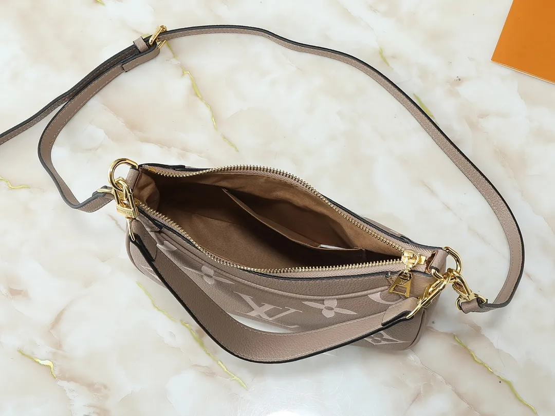 💰240💰Upgraded from the original M46002, the Bagatelle handbag is launched at the beginning of the new season, shaped with Monogram Empreinte leather. Smooth lines and soft texture allow for flexible carrying, and the exquisite design can accommodate all your travel needs, making it easy to handle day and night situations. Dimensions: 24 x 18 x 7 cm