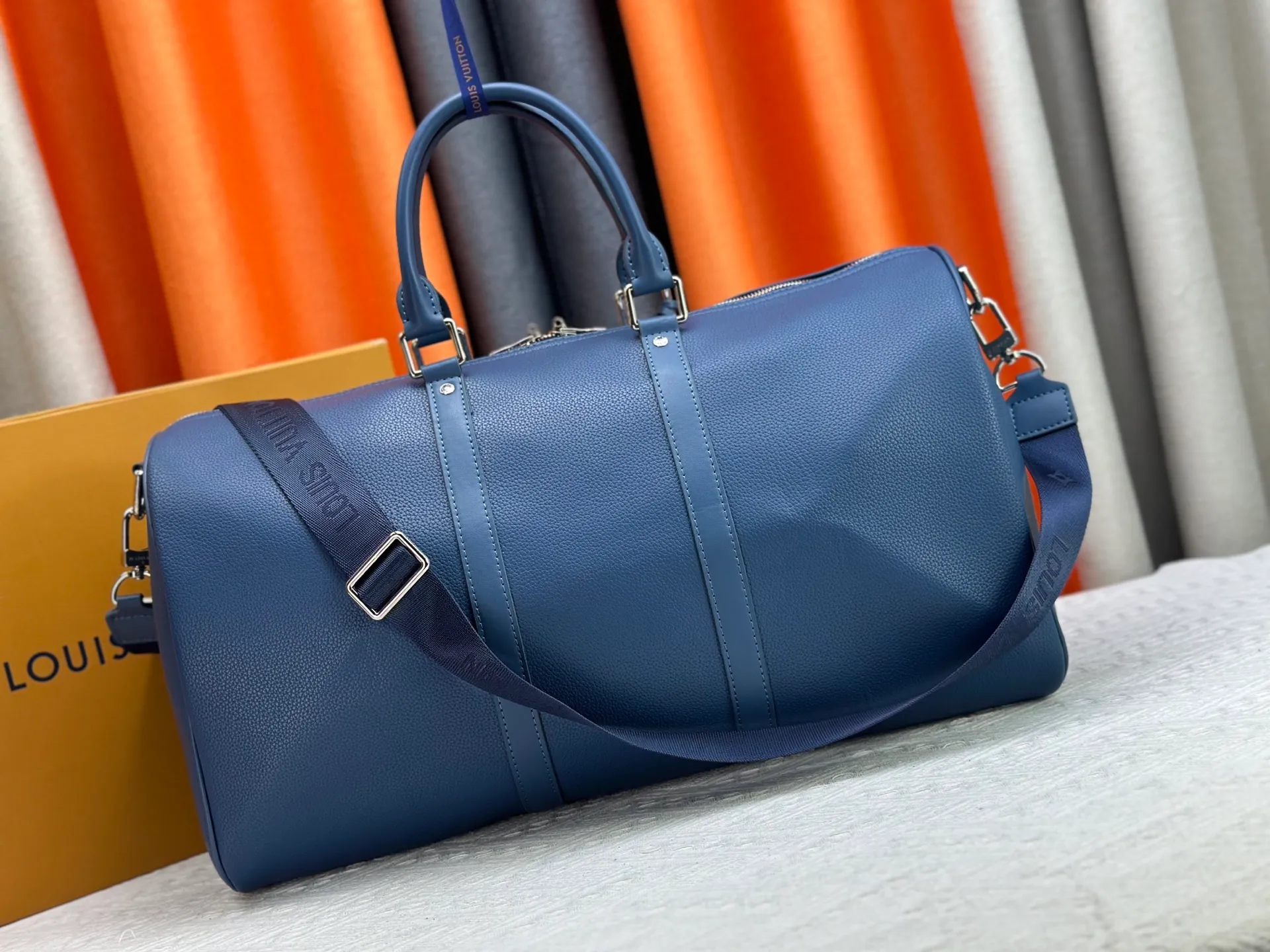 P340 M57088 M21536 Upgraded original version This keepall bandouliere 50 travel bag is made of monogram shadow leather with full monogram embossing and matte metal parts to achieve a minimalist design. The cabin luggage size is suitable for short trips. The keepall soft travel bag series was born in the 1930s and is as classic and elegant as ever. Dimensions: 50x 29 x 23 cm