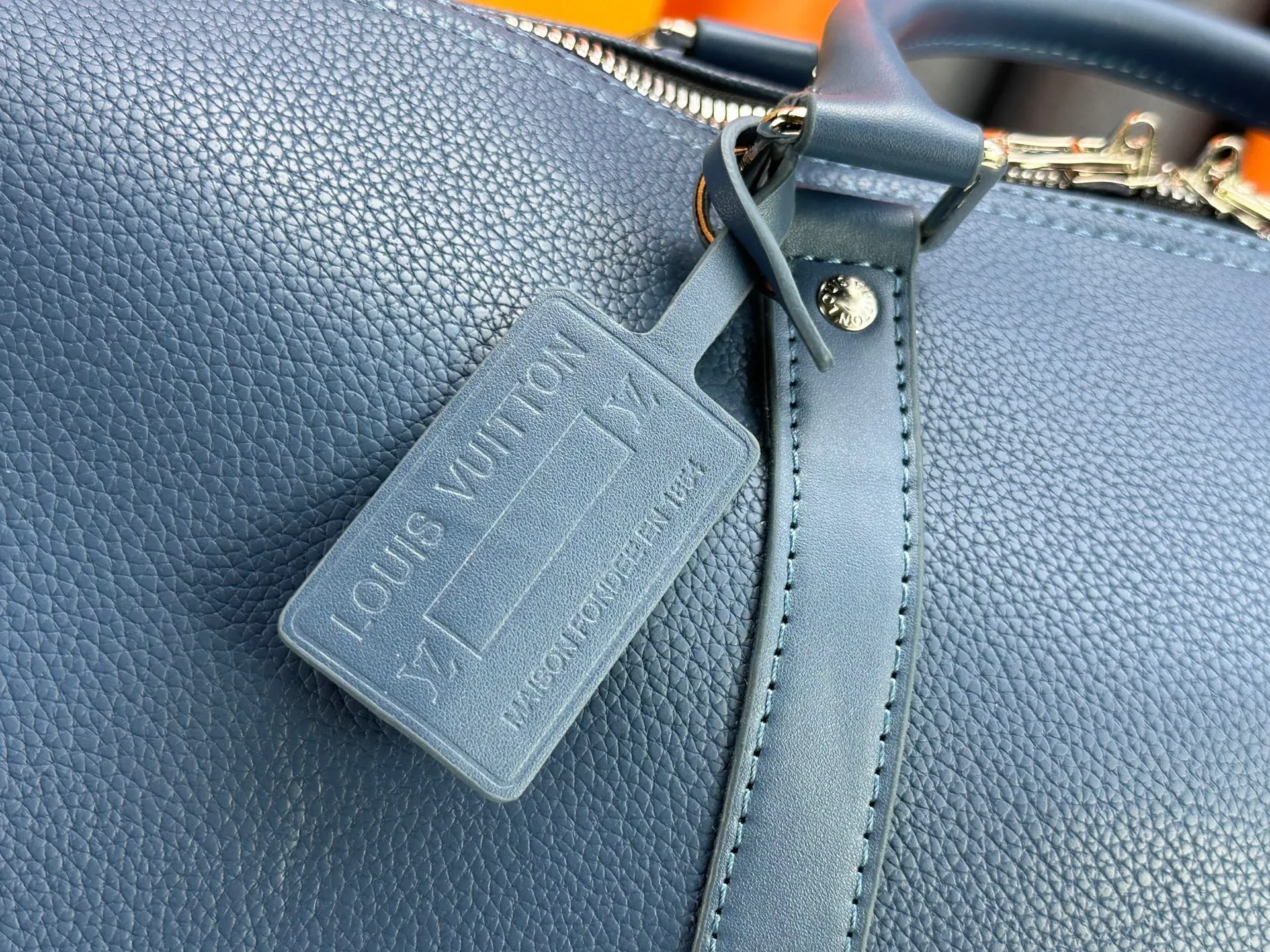 P340 M57088 M21536 Upgraded original version This keepall bandouliere 50 travel bag is made of monogram shadow leather with full monogram embossing and matte metal parts to achieve a minimalist design. The cabin luggage size is suitable for short trips. The keepall soft travel bag series was born in the 1930s and is as classic and elegant as ever. Dimensions: 50x 29 x 23 cm