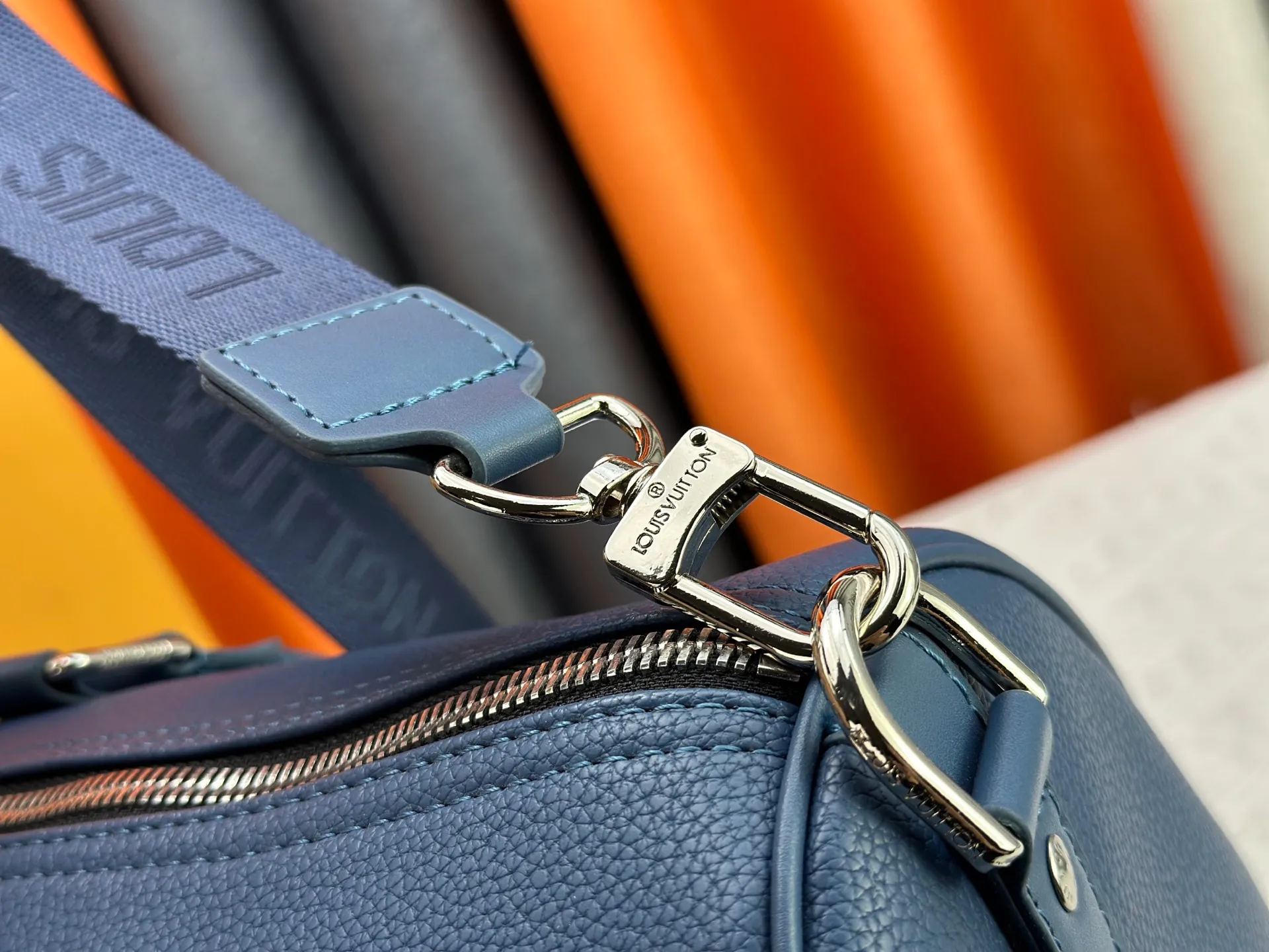P340 M57088 M21536 Upgraded original version This keepall bandouliere 50 travel bag is made of monogram shadow leather with full monogram embossing and matte metal parts to achieve a minimalist design. The cabin luggage size is suitable for short trips. The keepall soft travel bag series was born in the 1930s and is as classic and elegant as ever. Dimensions: 50x 29 x 23 cm