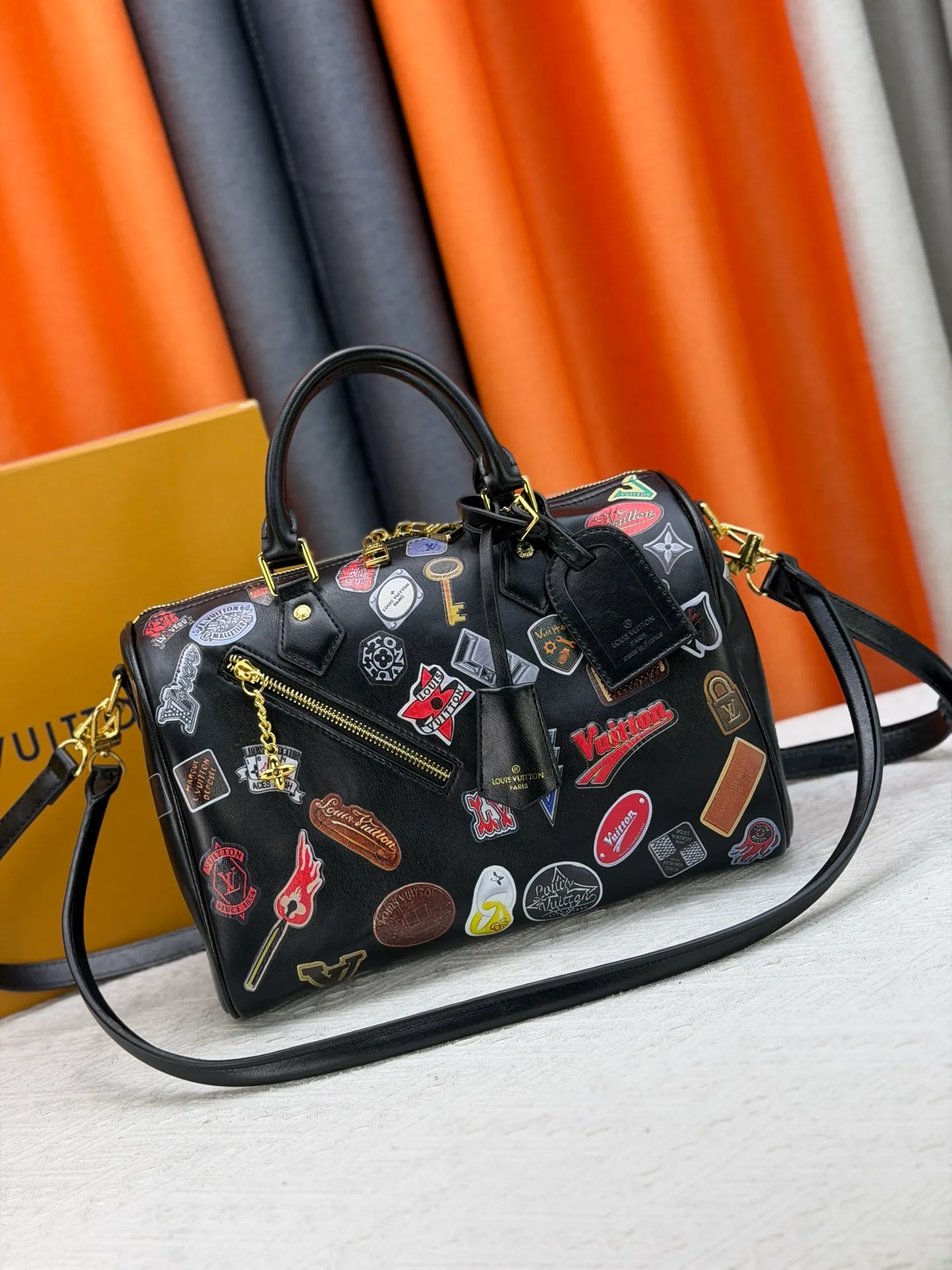P320 LV pillow 2025 autumn and winter handbag LV is designed jointly by menswear creative director Pharrell Williams and Japanese designer NIGO this season! Play with the philosophy of "past and future"! There are many new elements, new designs, new color applications, lobster-shaped bags and bag hangers, denim stitching, etc. Size 30-20-10 Item No. 27475