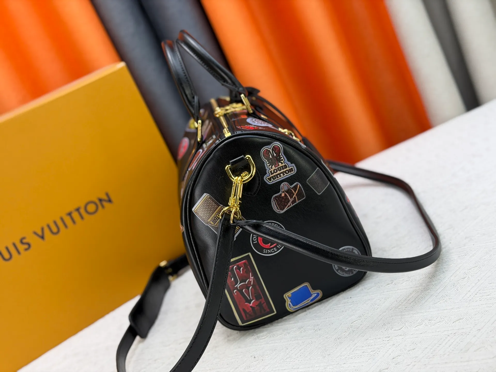P320 LV pillow 2025 autumn and winter handbag LV is designed jointly by menswear creative director Pharrell Williams and Japanese designer NIGO this season! Play with the philosophy of "past and future"! There are many new elements, new designs, new color applications, lobster-shaped bags and bag hangers, denim stitching, etc. Size 30-20-10 Item No. 27475