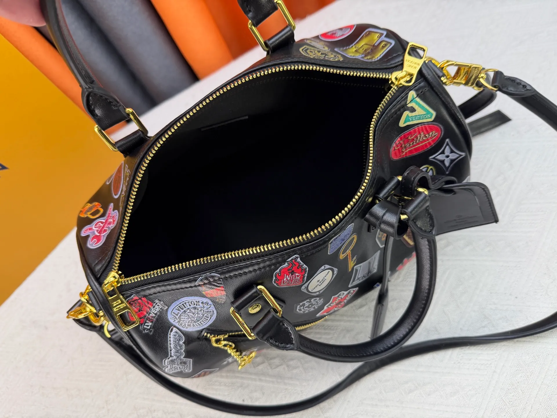 P320 LV pillow 2025 autumn and winter handbag LV is designed jointly by menswear creative director Pharrell Williams and Japanese designer NIGO this season! Play with the philosophy of "past and future"! There are many new elements, new designs, new color applications, lobster-shaped bags and bag hangers, denim stitching, etc. Size 30-20-10 Item No. 27475