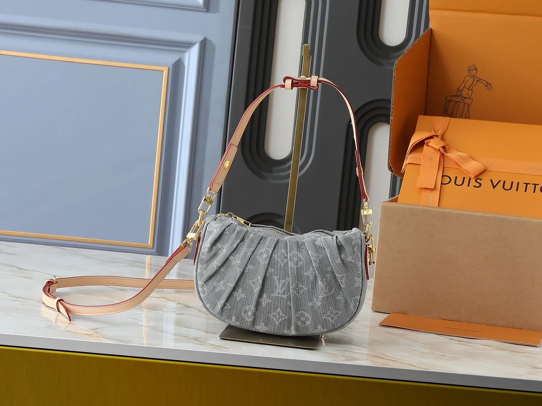 💰260💰Upgraded from the original M13571. This Pochette Valley handbag is made of Monogram cotton denim, with contrasting cow leather trim and dazzling metal parts, giving the classic design a modern style. Remove the handle and transform it into a clutch. Dimensions: 21.0 x 15.0 x 7.0 cm (length x height x width)