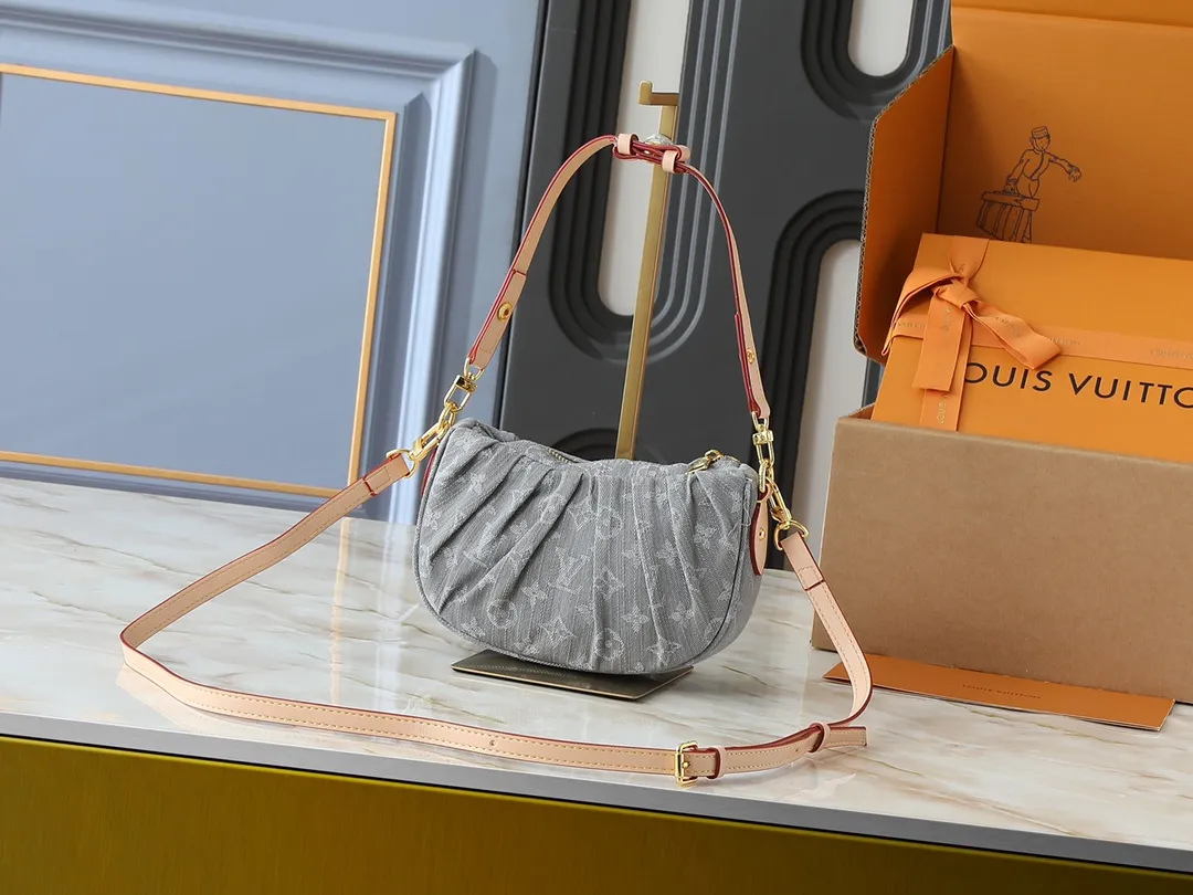 💰260💰Upgraded from the original M13571. This Pochette Valley handbag is made of Monogram cotton denim, with contrasting cow leather trim and dazzling metal parts, giving the classic design a modern style. Remove the handle and transform it into a clutch. Dimensions: 21.0 x 15.0 x 7.0 cm (length x height x width)
