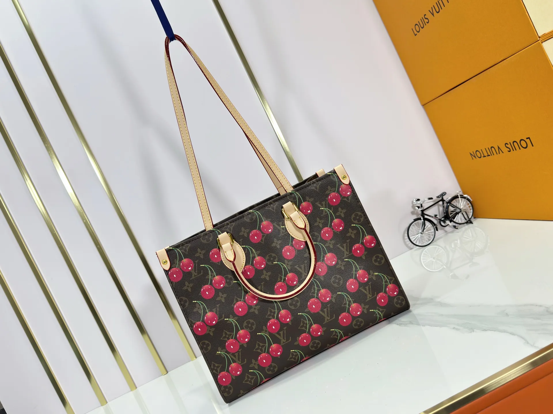 P260 Upgraded Original 🔥New 🔥M45039 M45321 M44571 This Onthego medium handbag uses classic Monogram canvas and Monogram Reverse canvas on both sides to present different styles at will. Toron's dual handles and shoulder strap allow for a variety of carrying options. Dimensions: 34.0 x 26.0 x 13.0 cm (length x height x width)