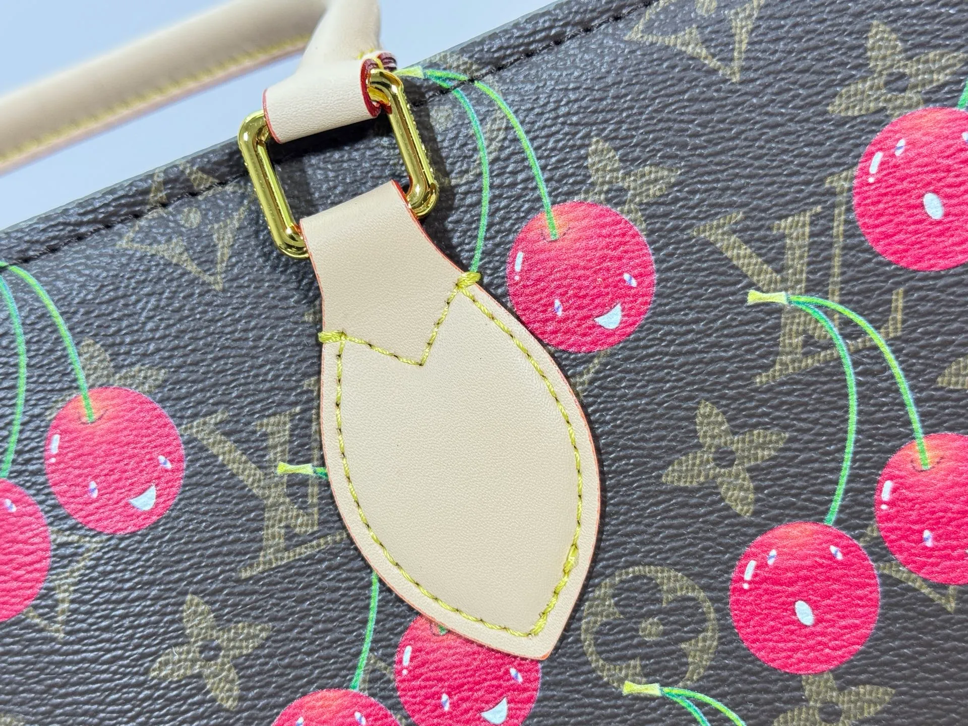 P260 Upgraded Original 🔥New 🔥M45039 M45321 M44571 This Onthego medium handbag uses classic Monogram canvas and Monogram Reverse canvas on both sides to present different styles at will. Toron's dual handles and shoulder strap allow for a variety of carrying options. Dimensions: 34.0 x 26.0 x 13.0 cm (length x height x width)