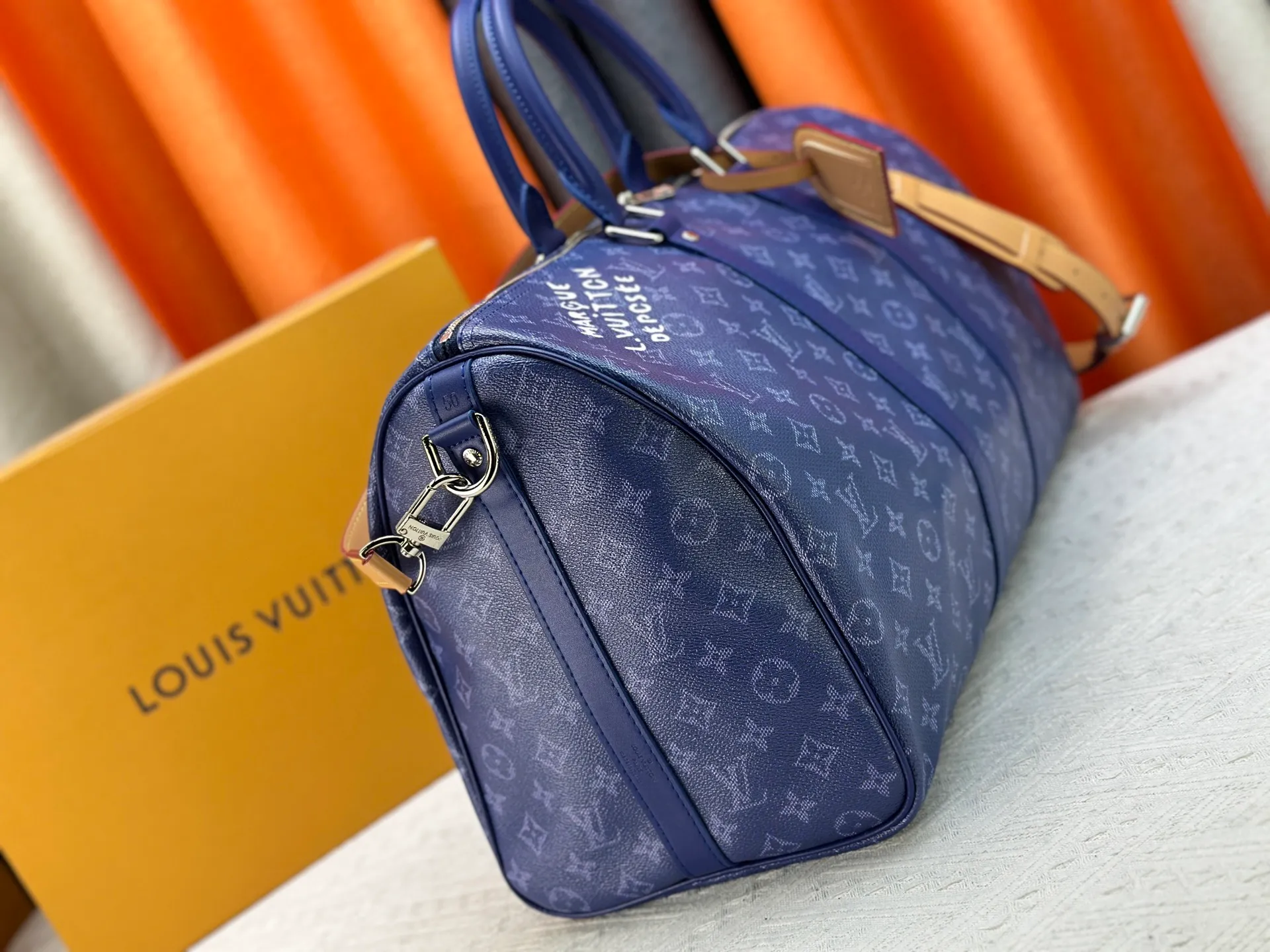 P340 Upgraded original M26864 M26865 M26866 This Keepall Bandoulière 50 travel bag is made of Monogram Heritage canvas dip-dyed in colorful colors, with cowhide trim, leather shoulder straps, removable leather nameplate and cotton lining. The Marque L.Vuitton Déposée logo pays homage to Louis Vuitton’s rich heritage.  29 x 23 x 50 cm (H x W x L) Monogram Heritage coated canvas Cow leather trim Textile lining Metal hardware Carry-on baggage dimensions Double zip closure Padlock Removable name tag Internal zip pocket Handles: Double handles