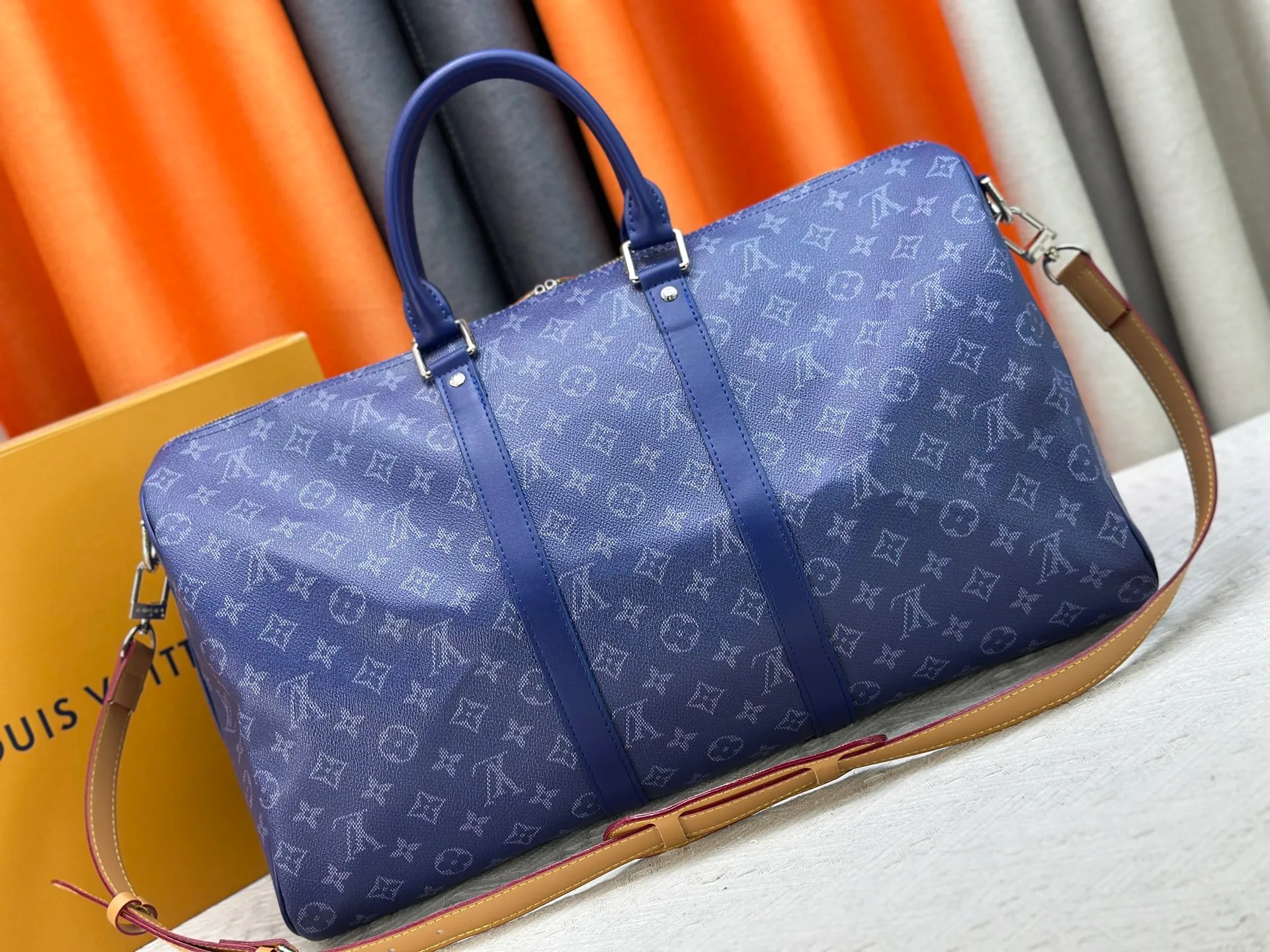 P340 Upgraded original M26864 M26865 M26866 This Keepall Bandoulière 50 travel bag is made of Monogram Heritage canvas dip-dyed in colorful colors, with cowhide trim, leather shoulder straps, removable leather nameplate and cotton lining. The Marque L.Vuitton Déposée logo pays homage to Louis Vuitton’s rich heritage.  29 x 23 x 50 cm (H x W x L) Monogram Heritage coated canvas Cow leather trim Textile lining Metal hardware Carry-on baggage dimensions Double zip closure Padlock Removable name tag Internal zip pocket Handles: Double handles