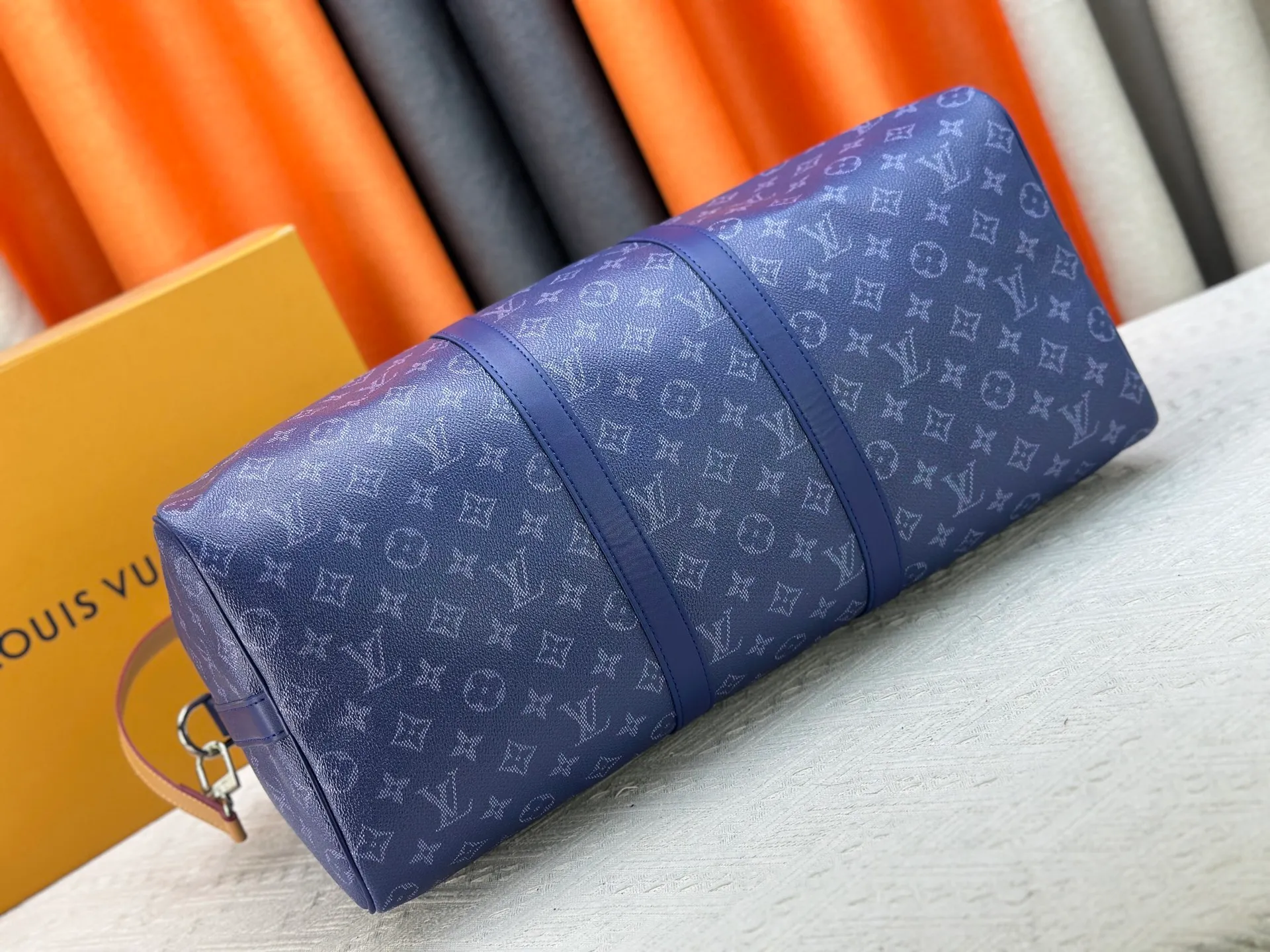 P340 Upgraded original M26864 M26865 M26866 This Keepall Bandoulière 50 travel bag is made of Monogram Heritage canvas dip-dyed in colorful colors, with cowhide trim, leather shoulder straps, removable leather nameplate and cotton lining. The Marque L.Vuitton Déposée logo pays homage to Louis Vuitton’s rich heritage.  29 x 23 x 50 cm (H x W x L) Monogram Heritage coated canvas Cow leather trim Textile lining Metal hardware Carry-on baggage dimensions Double zip closure Padlock Removable name tag Internal zip pocket Handles: Double handles