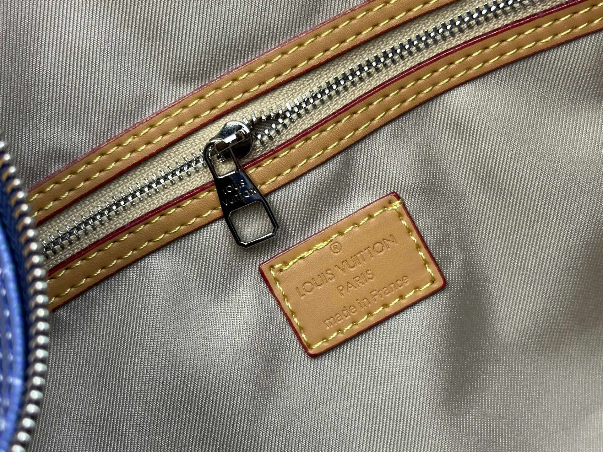 P340 Upgraded original M26864 M26865 M26866 This Keepall Bandoulière 50 travel bag is made of Monogram Heritage canvas dip-dyed in colorful colors, with cowhide trim, leather shoulder straps, removable leather nameplate and cotton lining. The Marque L.Vuitton Déposée logo pays homage to Louis Vuitton’s rich heritage.  29 x 23 x 50 cm (H x W x L) Monogram Heritage coated canvas Cow leather trim Textile lining Metal hardware Carry-on baggage dimensions Double zip closure Padlock Removable name tag Internal zip pocket Handles: Double handles