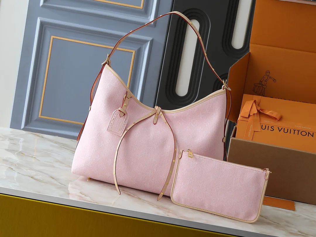 💰320💰Upgraded from the original M13289 M46197 M46203. This CarryAll medium handbag features the Monogram Denim pattern, which was born in 2005, on the cotton surface, and then uses Louis Vuitton's exquisite bleaching process to create a washed effect. Contrasting leather and removable name tags accentuate the sleek silhouette, and the zippered interior pocket can securely store valuables, making it a modern choice for traveling in the city. Dimensions: 39.0 x 30.0 x 15.0 cm (length x height x width)