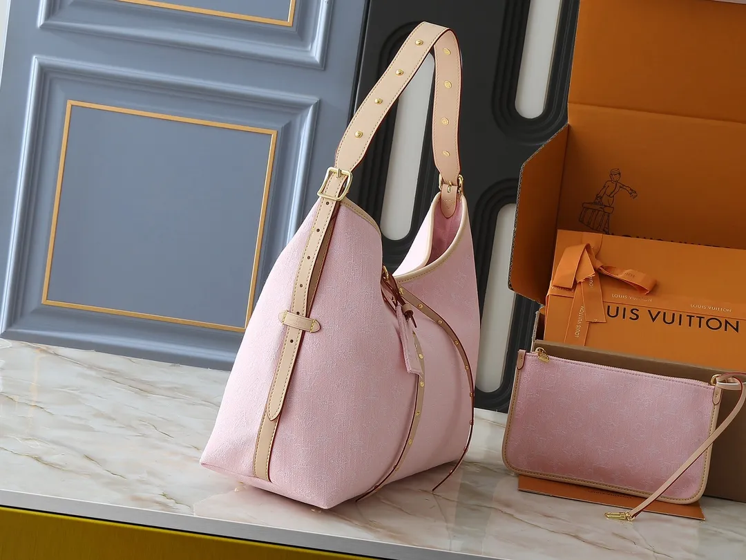 💰320💰Upgraded from the original M13289 M46197 M46203. This CarryAll medium handbag features the Monogram Denim pattern, which was born in 2005, on the cotton surface, and then uses Louis Vuitton's exquisite bleaching process to create a washed effect. Contrasting leather and removable name tags accentuate the sleek silhouette, and the zippered interior pocket can securely store valuables, making it a modern choice for traveling in the city. Dimensions: 39.0 x 30.0 x 15.0 cm (length x height x width)