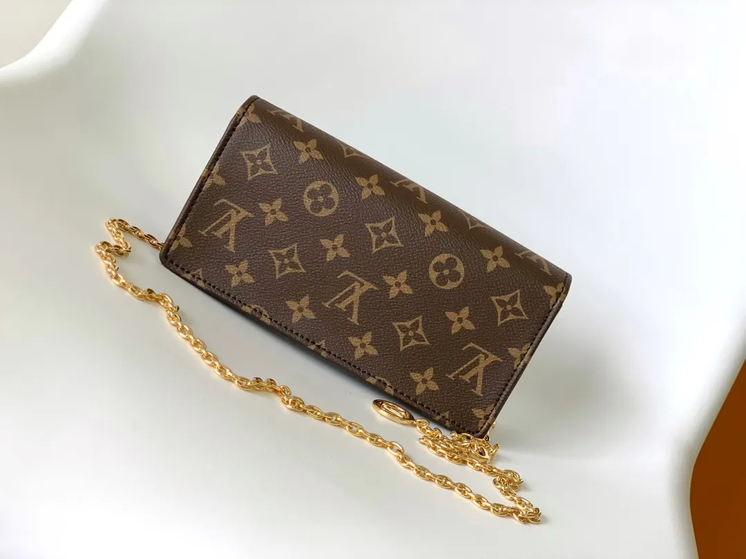 Factory price 480 M82509 Top-quality original Lily Wallet On Chain handbag is cut out of Monogram canvas in a square shape, with studs and a Louis Vuitton logo plate on the flap. It has ample space to easily store all your day and night needs, and the LV Circle logo is embellished with a detachable and adjustable chain, allowing for a variety of carrying methods. 20.7 x 10.2 x 3.5 cm (L x H x W) • Monoglam coated canvas • Microfiber lining • Metal hardware • Flap closure • Card compartment • Patch pocket • Chain: removable • Chain half length: 51.0 cm