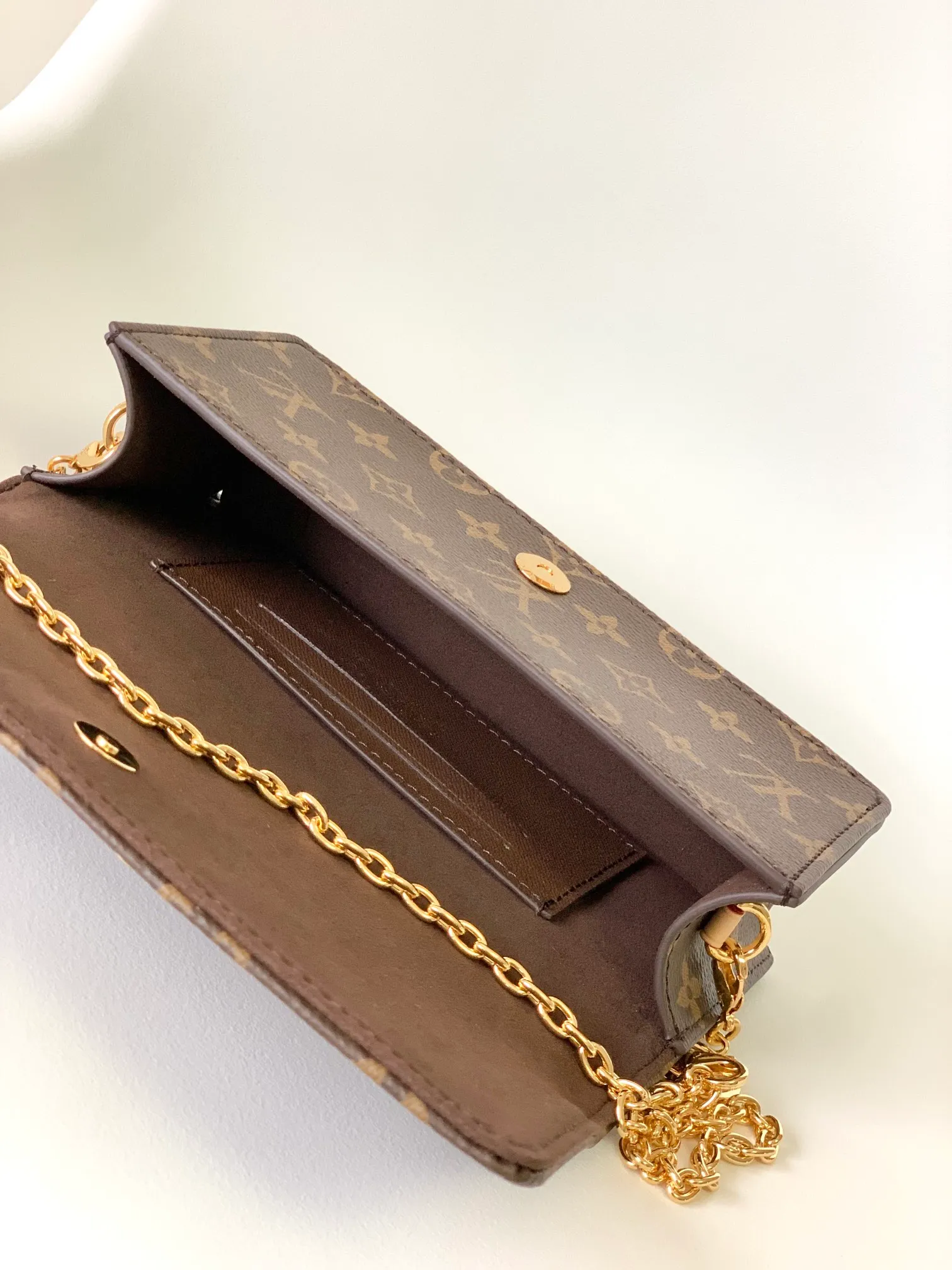 Factory price 480 M82509 Top-quality original Lily Wallet On Chain handbag is cut out of Monogram canvas in a square shape, with studs and a Louis Vuitton logo plate on the flap. It has ample space to easily store all your day and night needs, and the LV Circle logo is embellished with a detachable and adjustable chain, allowing for a variety of carrying methods. 20.7 x 10.2 x 3.5 cm (L x H x W) • Monoglam coated canvas • Microfiber lining • Metal hardware • Flap closure • Card compartment • Patch pocket • Chain: removable • Chain half length: 51.0 cm