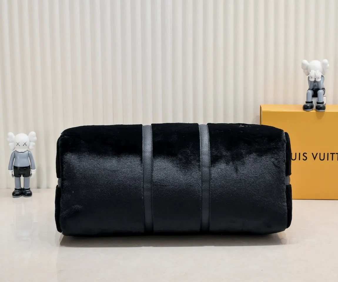¥600💰 Exclusive real shot-upgraded version ‼ ️M23108 Puffy Shearling Keepall Bandoulière 50 travel bag is inspired by the soft touch of teddy bears, injecting childlike fun into functional items. Wool leather bag features cowhide side straps, top handle and name tag with LV lettering on one corner. Dimensions: 50.0 x 29.0 x 23.0 cm (length x height x width)