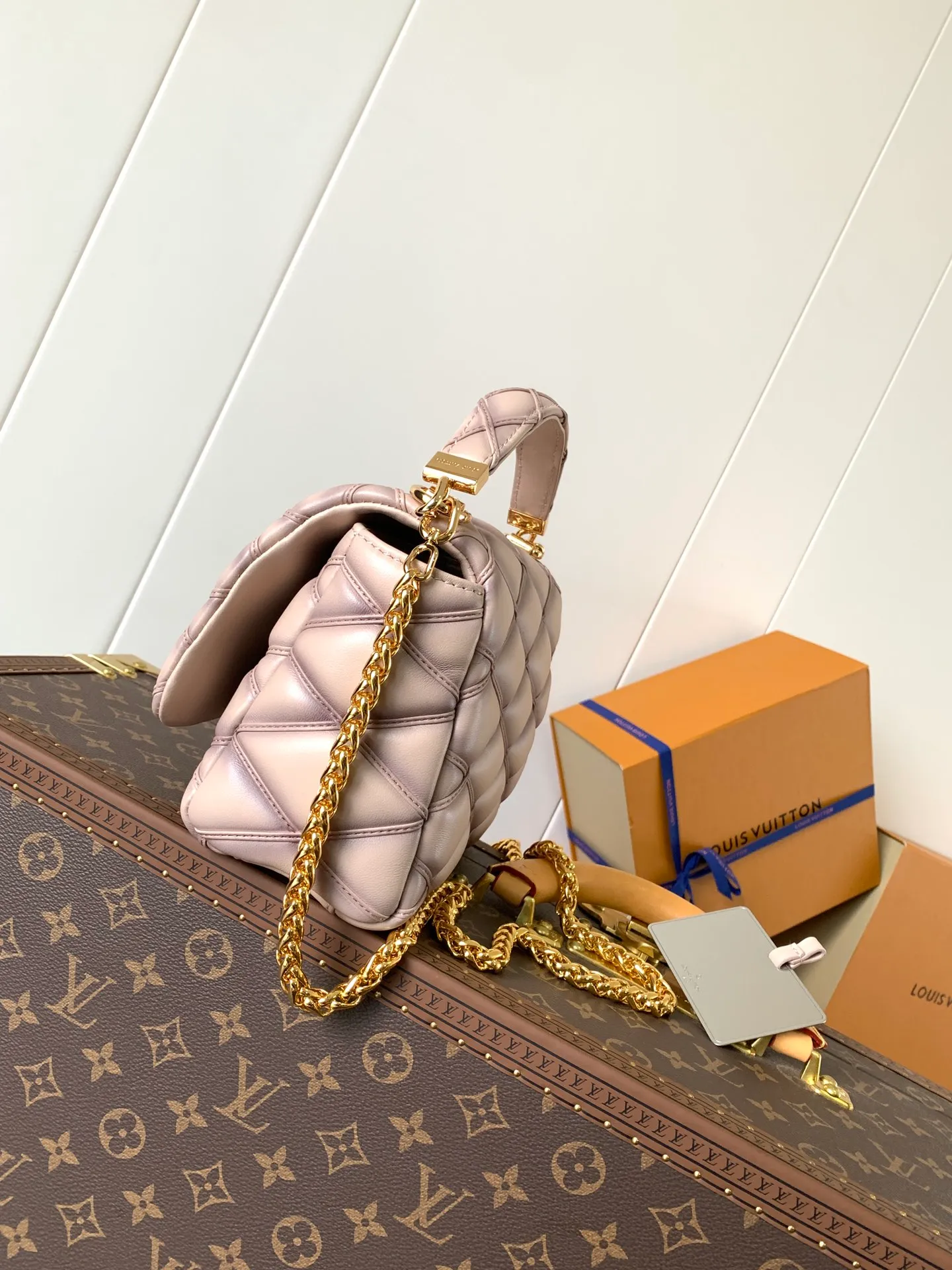 💰1280 (top layer leather) top original order, code changing chip M23045 dark gray M22891 beige M23601 brown M22891 black M12338 vanilla M24465 pink gradient M23682 dark blue M12434 blue gradient M22891 blue and white checkered M22891 red and white checkered M25107 silver M22891 patent leather M22892 black pink gradient M24186 light blue gradient M24465 nude pink gradient M12567 burgundy M11374 black hardware M12332 light coffee color M22890 white leather black stripes M23568 gray pink gradient Top original custom leather ~ colors are being updated continuously! This medium GO-14 bag is crafted from rich sheepskin leather with a quilted pattern that pays homage to the brand's traditional luggage designs. The Twist lock makes a striking statement, and the top handle can be carried by hand alone, or it can be transformed into a leather shoulder pad on the sliding chain strap for comfortable shoulder or cross-body wear. Dimensions: 23 x 16 x 10cm