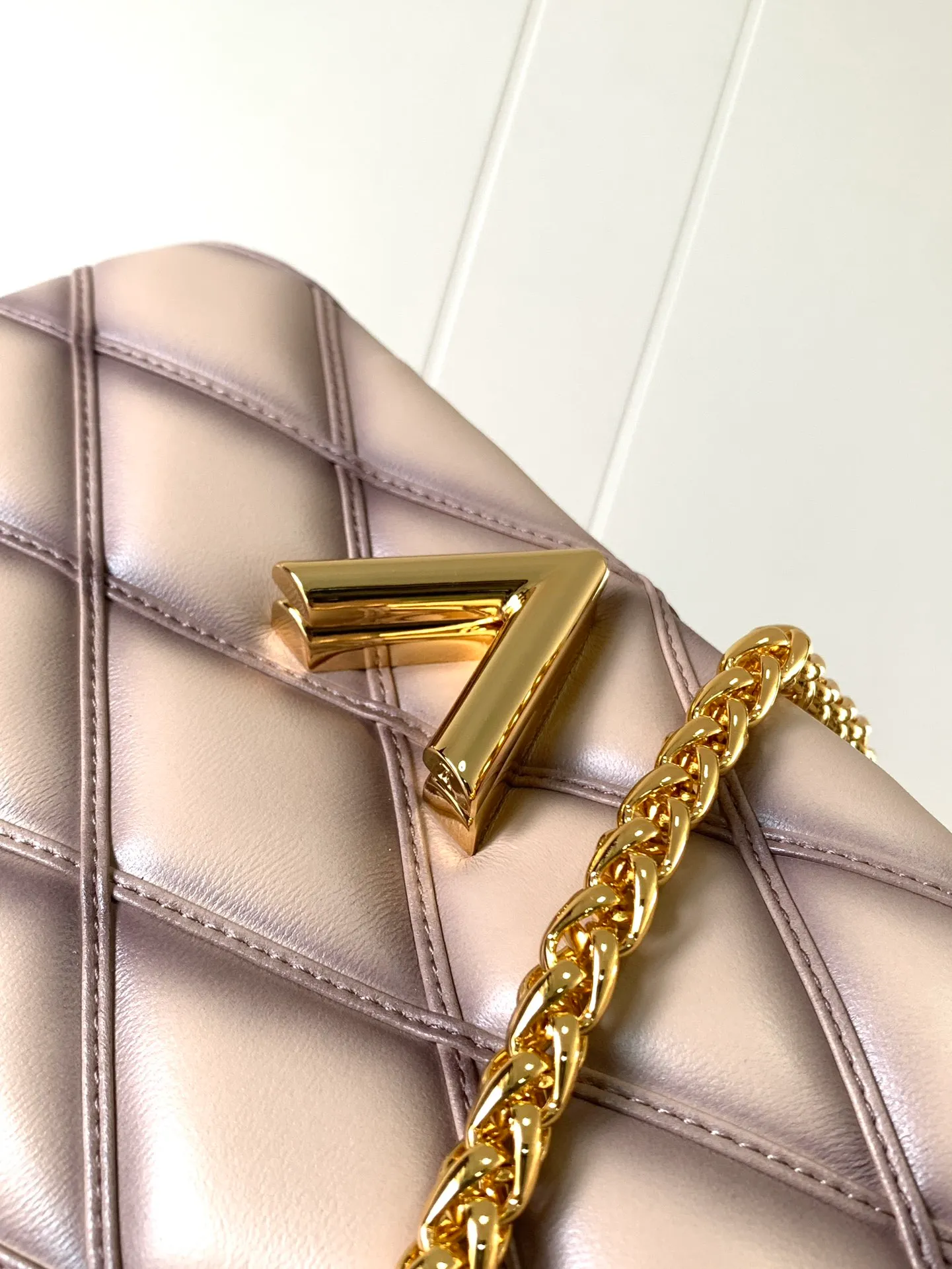 💰1280 (top layer leather) top original order, code changing chip M23045 dark gray M22891 beige M23601 brown M22891 black M12338 vanilla M24465 pink gradient M23682 dark blue M12434 blue gradient M22891 blue and white checkered M22891 red and white checkered M25107 silver M22891 patent leather M22892 black pink gradient M24186 light blue gradient M24465 nude pink gradient M12567 burgundy M11374 black hardware M12332 light coffee color M22890 white leather black stripes M23568 gray pink gradient Top original custom leather ~ colors are being updated continuously! This medium GO-14 bag is crafted from rich sheepskin leather with a quilted pattern that pays homage to the brand's traditional luggage designs. The Twist lock makes a striking statement, and the top handle can be carried by hand alone, or it can be transformed into a leather shoulder pad on the sliding chain strap for comfortable shoulder or cross-body wear. Dimensions: 23 x 16 x 10cm