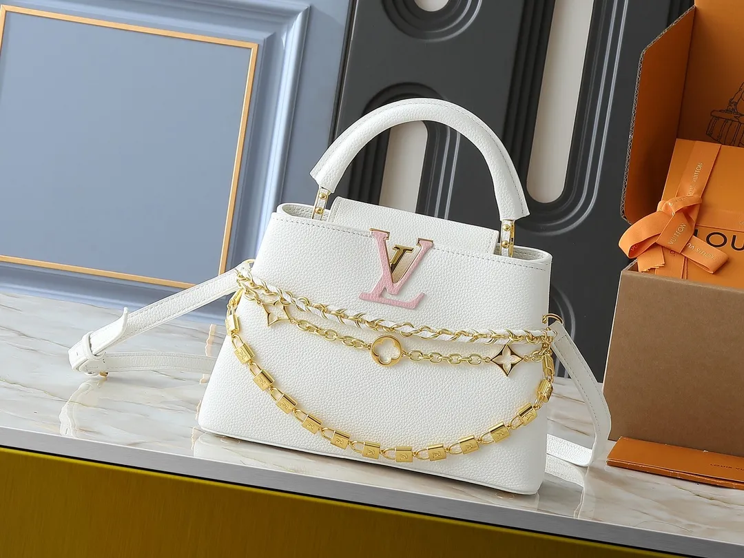 💰420💰Guangzhou goods Upgraded original M12345 M12346 M12279 M11908 M11906 This Capucines BB handbag is from the Trilogy series, using Taurillon cow leather and dazzling metal parts to convey elegant style. The gorgeous chain is embellished with a mini padlock and an enamel Monogram flower. The flap can be placed externally or internally to open multiple pockets. The sophisticated design allows for a variety of carrying experiences. Dimensions: 27.0 x 17.3 x 9.0 cm (length x height x width)