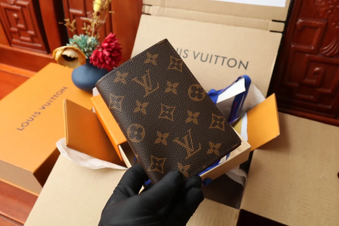 Original order M64501 passport holder 💰240 An excellent companion for fashionable travel. Lined with luxurious grained calfskin and featuring a multi-compartment interior, this is a classic travel accessory. The image of a giraffe carrying a gorgeous Louis Vuitton handbag and making a shopping spree transforms this elegant passport holder into the embodiment of cuteness. 10.0x14.0x2.5cm