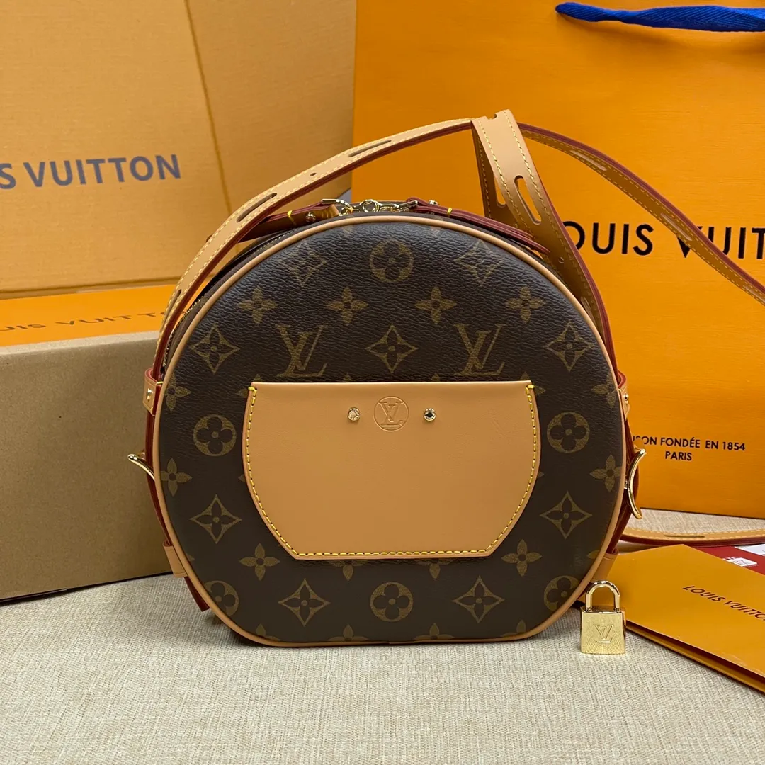 [Upgraded version] P500¥ Upgraded version · Comes with gift box packaging🎁❣️BOITE CHAPEAU handbag apple bag M52294 Nicolas Ghesquière is shaped like a classic hat box. Dimensions 20.0 x 22.5 x 8.0 cm, multiple carrying methods, double shoulder, single shoulder, crossbody, hand carry