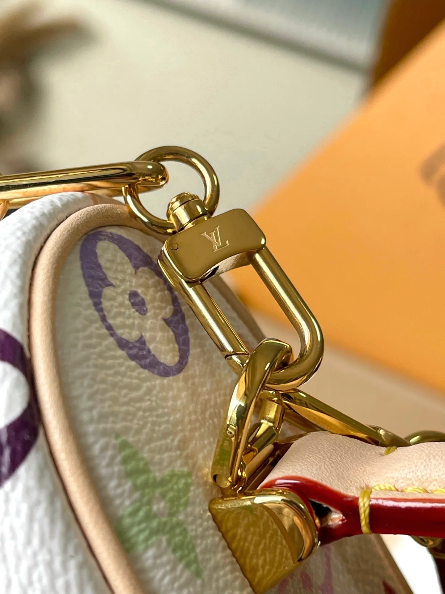 💰1000 Top Original Order M13662 This Vanity Pouch handbag is from the Louis Vuitton x Murakami reissue series, reinterpreting the brand's classic Monogram pattern with the artist's bright colors. The coated canvas is trimmed with cow leather, and the zipper closure, detachable chain and LV-engraved padlock add a metallic sheen. Dimensions: 19 × 11.5 × 6.5 cm