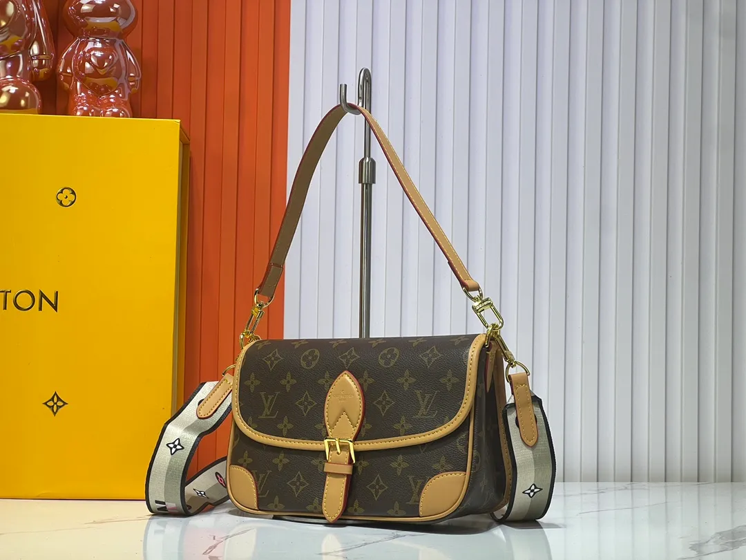 Batch 220💰M45985 Web Diane handbag reshapes the classic design of the 1990s, incorporating retro elements such as leather corners and traditional buckles into the Monogram canvas body, with pockets and a neat inner layer. The wide jacquard shoulder strap features the bold Louis Vuitton logo and Monogram flowers on either side. 24.0 x 15.0 x 9.0 cm cm