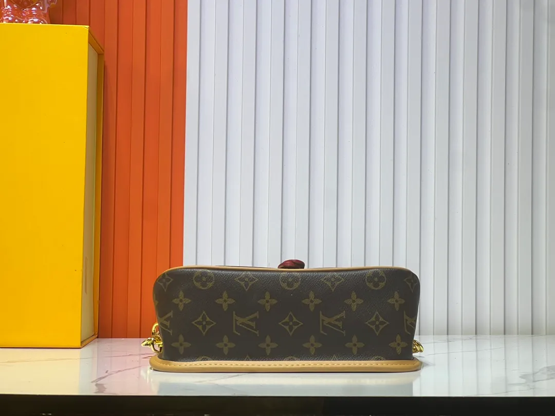 Batch 220💰M45985 Web Diane handbag reshapes the classic design of the 1990s, incorporating retro elements such as leather corners and traditional buckles into the Monogram canvas body, with pockets and a neat inner layer. The wide jacquard shoulder strap features the bold Louis Vuitton logo and Monogram flowers on either side. 24.0 x 15.0 x 9.0 cm cm