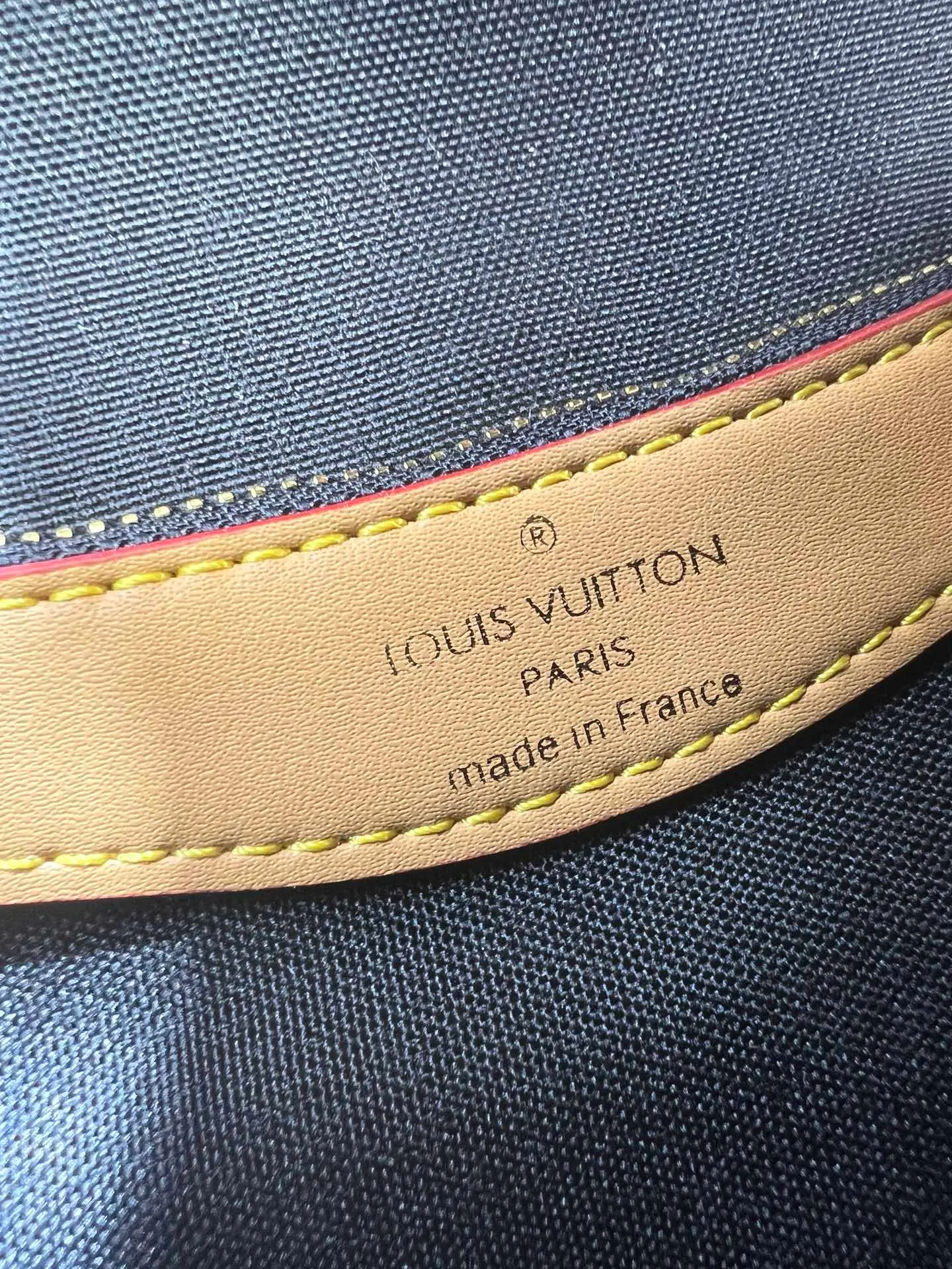 Batch 220💰M45985 Web Diane handbag reshapes the classic design of the 1990s, incorporating retro elements such as leather corners and traditional buckles into the Monogram canvas body, with pockets and a neat inner layer. The wide jacquard shoulder strap features the bold Louis Vuitton logo and Monogram flowers on either side. 24.0 x 15.0 x 9.0 cm cm