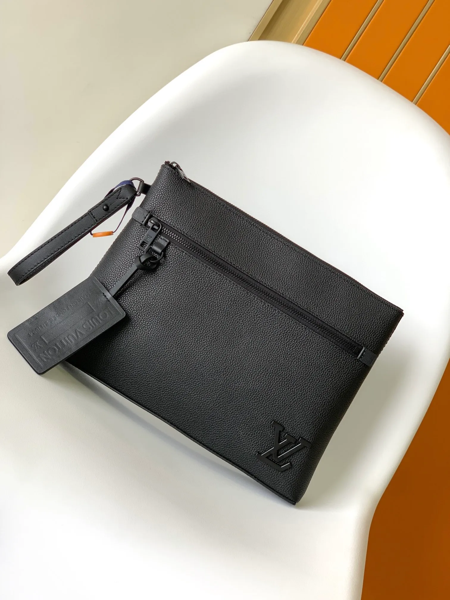 p640💰M81375 Army Green M69837 Black M69837 Gray M82270 Blue Top original model iPad clutch specially designed for new tablet computers. LV Aerogram leather is as soft as old aviation letterhead, with LV letters on the corner. Detachable wrist strap makes traveling easy. 30.0 x 22.0 x 5.0 cm (L x H x W) • LV Aerogram cow leather • Textile lining • Metal hardware • Metal LV logo • Zip closure • Zip front pocket • Card compartment • Removable wrist strap • Handle: Single handle, removable