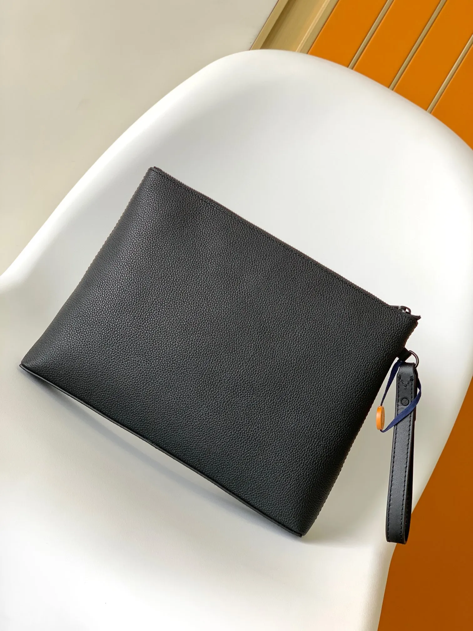 p640💰M81375 Army Green M69837 Black M69837 Gray M82270 Blue Top original model iPad clutch specially designed for new tablet computers. LV Aerogram leather is as soft as old aviation letterhead, with LV letters on the corner. Detachable wrist strap makes traveling easy. 30.0 x 22.0 x 5.0 cm (L x H x W) • LV Aerogram cow leather • Textile lining • Metal hardware • Metal LV logo • Zip closure • Zip front pocket • Card compartment • Removable wrist strap • Handle: Single handle, removable