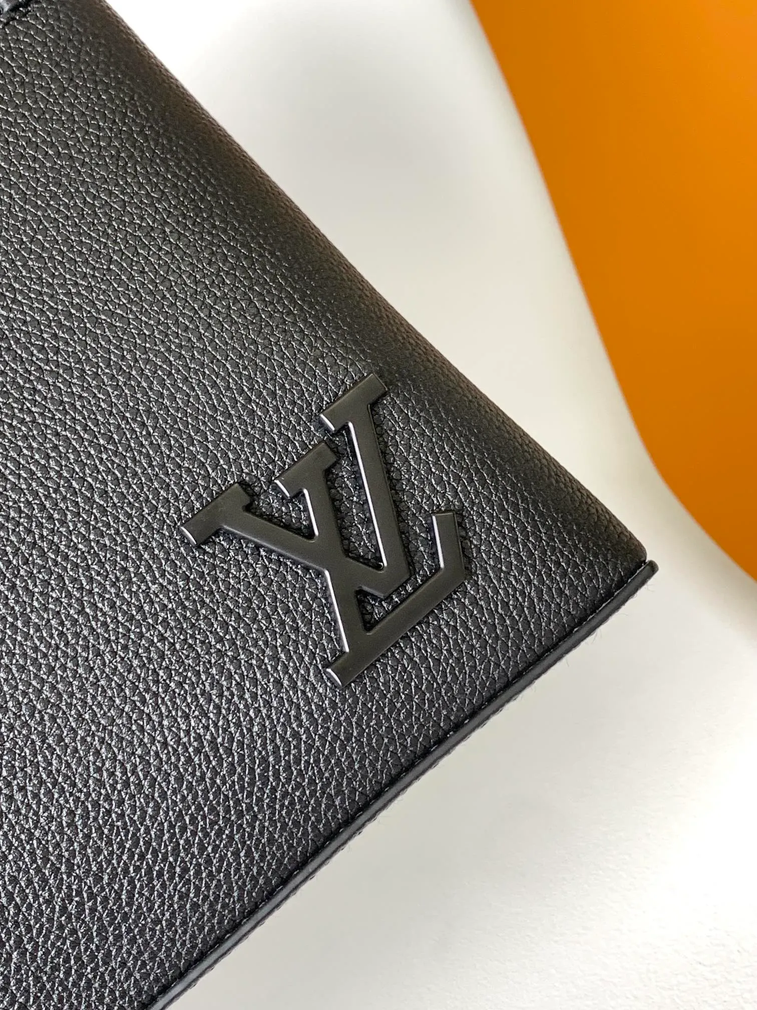 p640💰M81375 Army Green M69837 Black M69837 Gray M82270 Blue Top original model iPad clutch specially designed for new tablet computers. LV Aerogram leather is as soft as old aviation letterhead, with LV letters on the corner. Detachable wrist strap makes traveling easy. 30.0 x 22.0 x 5.0 cm (L x H x W) • LV Aerogram cow leather • Textile lining • Metal hardware • Metal LV logo • Zip closure • Zip front pocket • Card compartment • Removable wrist strap • Handle: Single handle, removable