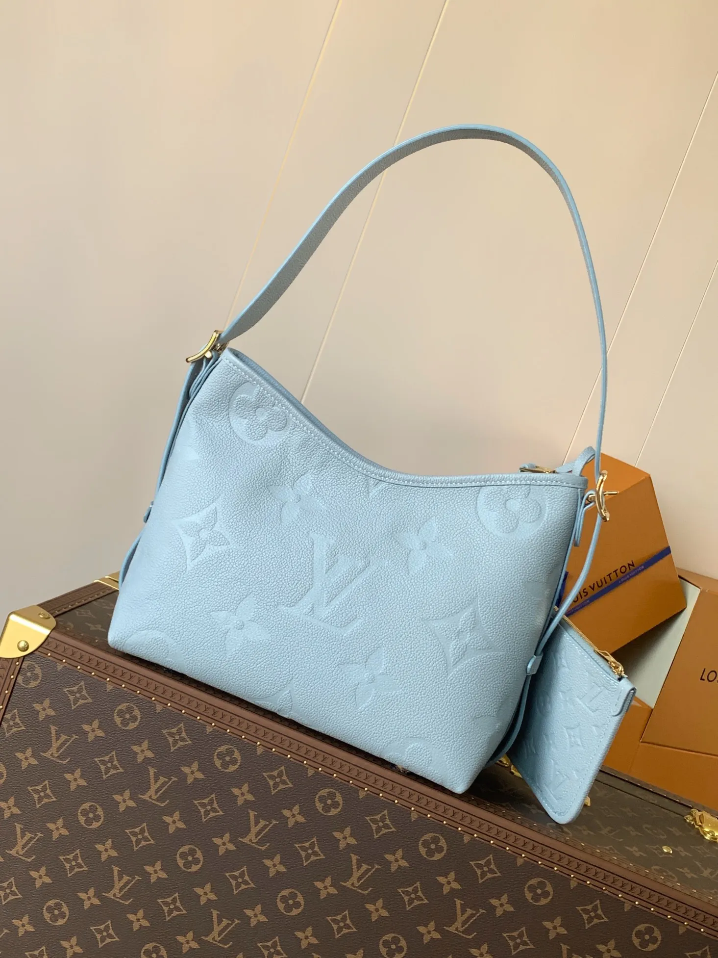 💰1180 (top layer leather) top original order, transcoding chip M14209 pink M46673 light blue M47180 apricot print M46288 black M46293 off-white M46277 apricot M11790 brown This small CarryAll handbag is made of Monogram Empreinte leather, showing the elegant style of the LV Milky Way series. The metal hardware and detachable name tag add to the sophisticated feel, and the interior pockets can safely store valuables. It can be carried by hand or by the shoulder strap to explore more carrying methods.  24 x 12 x 29.5 cm (H x W x L) Embossed grained cowhide Leather trim Textile lining Metal hardware Zip closure Internal slip pocket Internal zipper pocket Removable name tag Holds smartphone, 10" tablet, keys, Zippy wallet and headphones Shoulder strap: removable, adjustable Half-length strap: 32.0 cm Half-length strap adjustable to: 50.0 cm