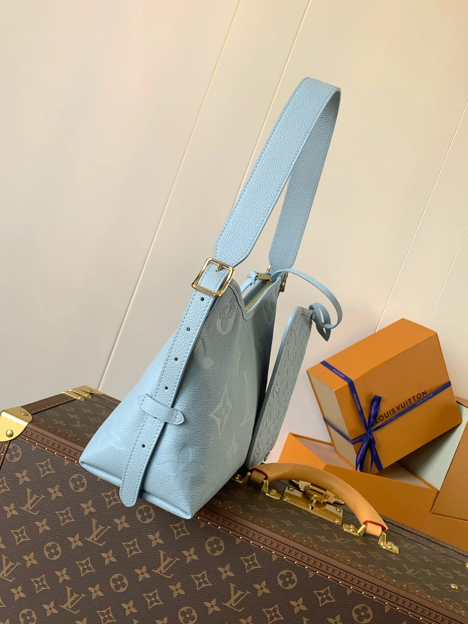 💰1180 (top layer leather) top original order, transcoding chip M14209 pink M46673 light blue M47180 apricot print M46288 black M46293 off-white M46277 apricot M11790 brown This small CarryAll handbag is made of Monogram Empreinte leather, showing the elegant style of the LV Milky Way series. The metal hardware and detachable name tag add to the sophisticated feel, and the interior pockets can safely store valuables. It can be carried by hand or by the shoulder strap to explore more carrying methods.  24 x 12 x 29.5 cm (H x W x L) Embossed grained cowhide Leather trim Textile lining Metal hardware Zip closure Internal slip pocket Internal zipper pocket Removable name tag Holds smartphone, 10" tablet, keys, Zippy wallet and headphones Shoulder strap: removable, adjustable Half-length strap: 32.0 cm Half-length strap adjustable to: 50.0 cm