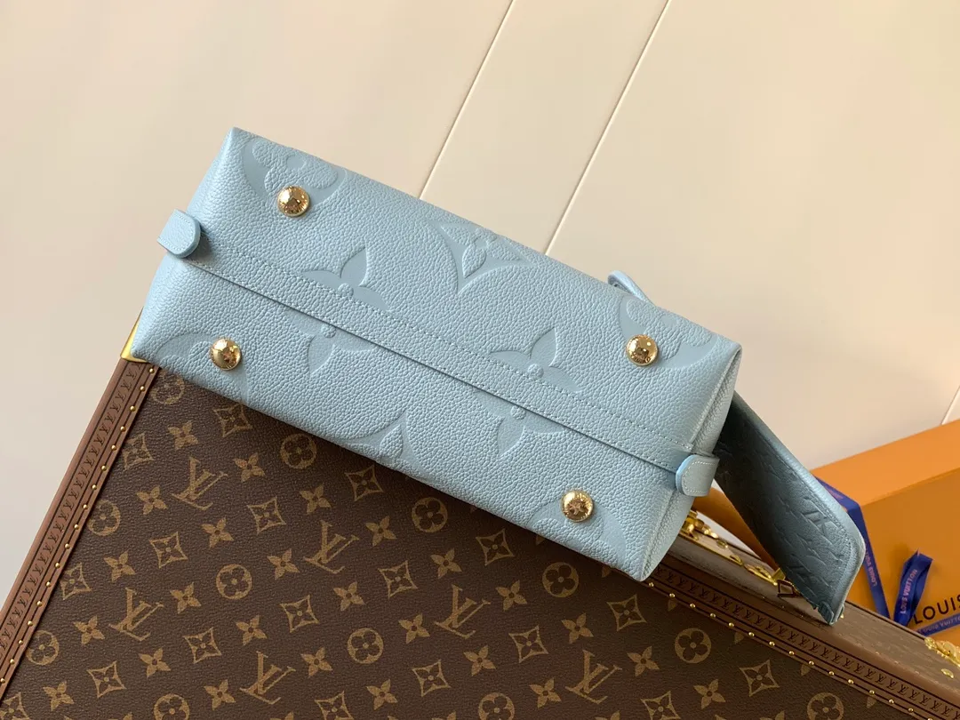 💰1180 (top layer leather) top original order, transcoding chip M14209 pink M46673 light blue M47180 apricot print M46288 black M46293 off-white M46277 apricot M11790 brown This small CarryAll handbag is made of Monogram Empreinte leather, showing the elegant style of the LV Milky Way series. The metal hardware and detachable name tag add to the sophisticated feel, and the interior pockets can safely store valuables. It can be carried by hand or by the shoulder strap to explore more carrying methods.  24 x 12 x 29.5 cm (H x W x L) Embossed grained cowhide Leather trim Textile lining Metal hardware Zip closure Internal slip pocket Internal zipper pocket Removable name tag Holds smartphone, 10" tablet, keys, Zippy wallet and headphones Shoulder strap: removable, adjustable Half-length strap: 32.0 cm Half-length strap adjustable to: 50.0 cm