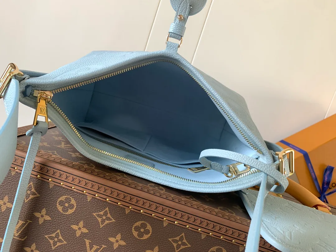 💰1180 (top layer leather) top original order, transcoding chip M14209 pink M46673 light blue M47180 apricot print M46288 black M46293 off-white M46277 apricot M11790 brown This small CarryAll handbag is made of Monogram Empreinte leather, showing the elegant style of the LV Milky Way series. The metal hardware and detachable name tag add to the sophisticated feel, and the interior pockets can safely store valuables. It can be carried by hand or by the shoulder strap to explore more carrying methods.  24 x 12 x 29.5 cm (H x W x L) Embossed grained cowhide Leather trim Textile lining Metal hardware Zip closure Internal slip pocket Internal zipper pocket Removable name tag Holds smartphone, 10" tablet, keys, Zippy wallet and headphones Shoulder strap: removable, adjustable Half-length strap: 32.0 cm Half-length strap adjustable to: 50.0 cm