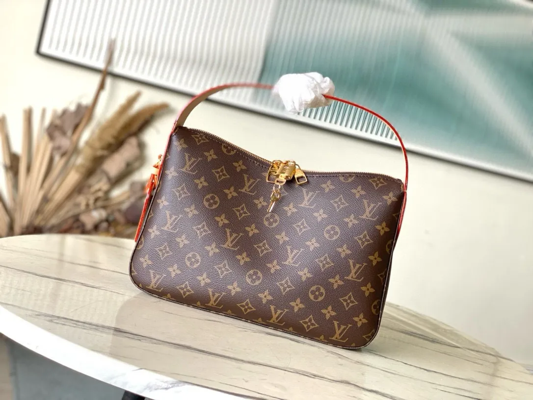 💰840 (steel lock) Top original order M11952 This small Slouchy handbag is made of Louis Vuitton's classic Monogram canvas. It has a unique silhouette that can be used as a shoulder or a hand carry to suit various occasions such as business office or weekend travel. Brand-new padlocks and name tags mark the new season, highlighting the brand’s long heritage and exquisite craftsmanship. Dimensions: 33 × 22 × 9cm