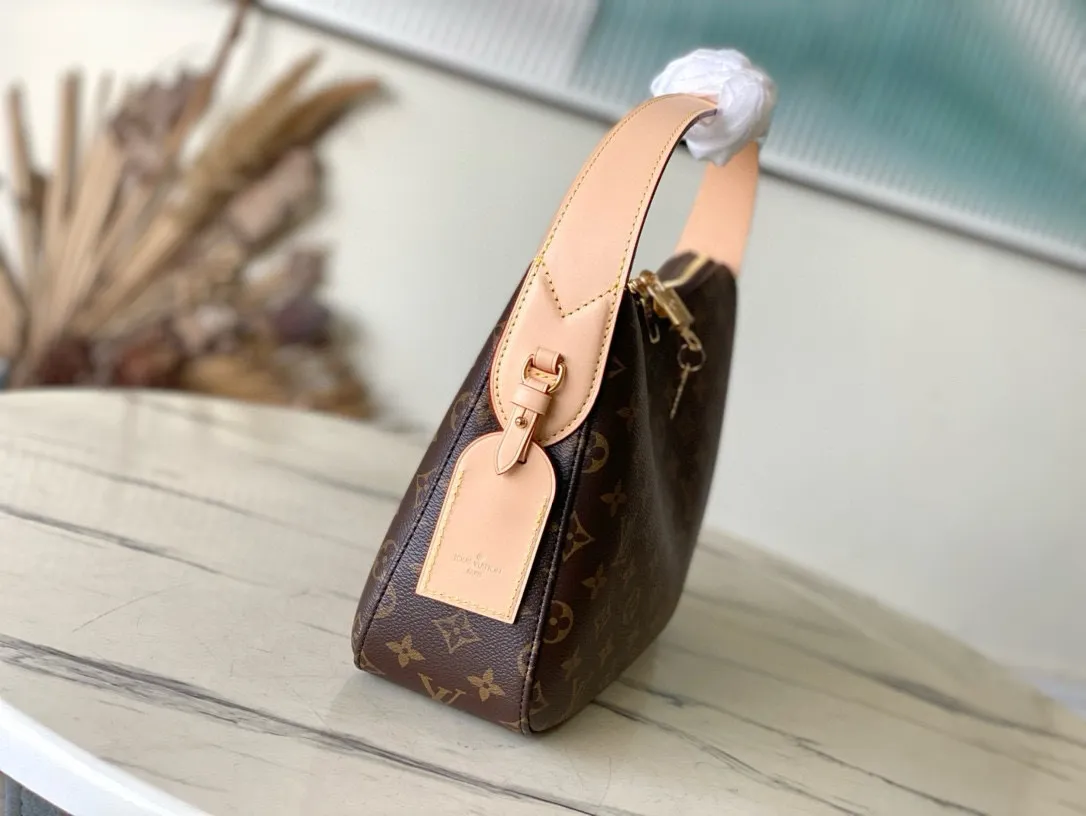 💰840 (steel lock) Top original order M11952 This small Slouchy handbag is made of Louis Vuitton's classic Monogram canvas. It has a unique silhouette that can be used as a shoulder or a hand carry to suit various occasions such as business office or weekend travel. Brand-new padlocks and name tags mark the new season, highlighting the brand’s long heritage and exquisite craftsmanship. Dimensions: 33 × 22 × 9cm