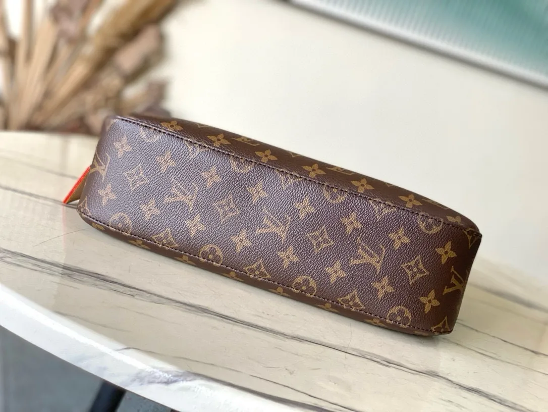 💰840 (steel lock) Top original order M11952 This small Slouchy handbag is made of Louis Vuitton's classic Monogram canvas. It has a unique silhouette that can be used as a shoulder or a hand carry to suit various occasions such as business office or weekend travel. Brand-new padlocks and name tags mark the new season, highlighting the brand’s long heritage and exquisite craftsmanship. Dimensions: 33 × 22 × 9cm