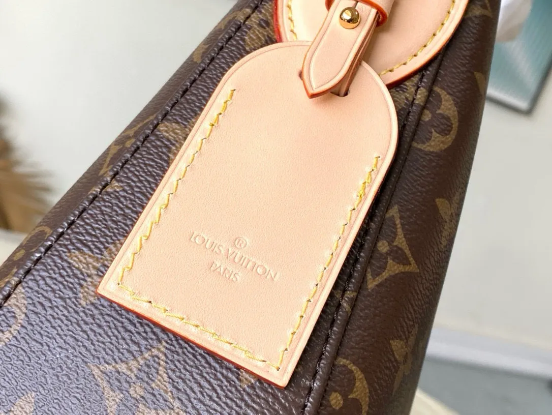 💰840 (steel lock) Top original order M11952 This small Slouchy handbag is made of Louis Vuitton's classic Monogram canvas. It has a unique silhouette that can be used as a shoulder or a hand carry to suit various occasions such as business office or weekend travel. Brand-new padlocks and name tags mark the new season, highlighting the brand’s long heritage and exquisite craftsmanship. Dimensions: 33 × 22 × 9cm
