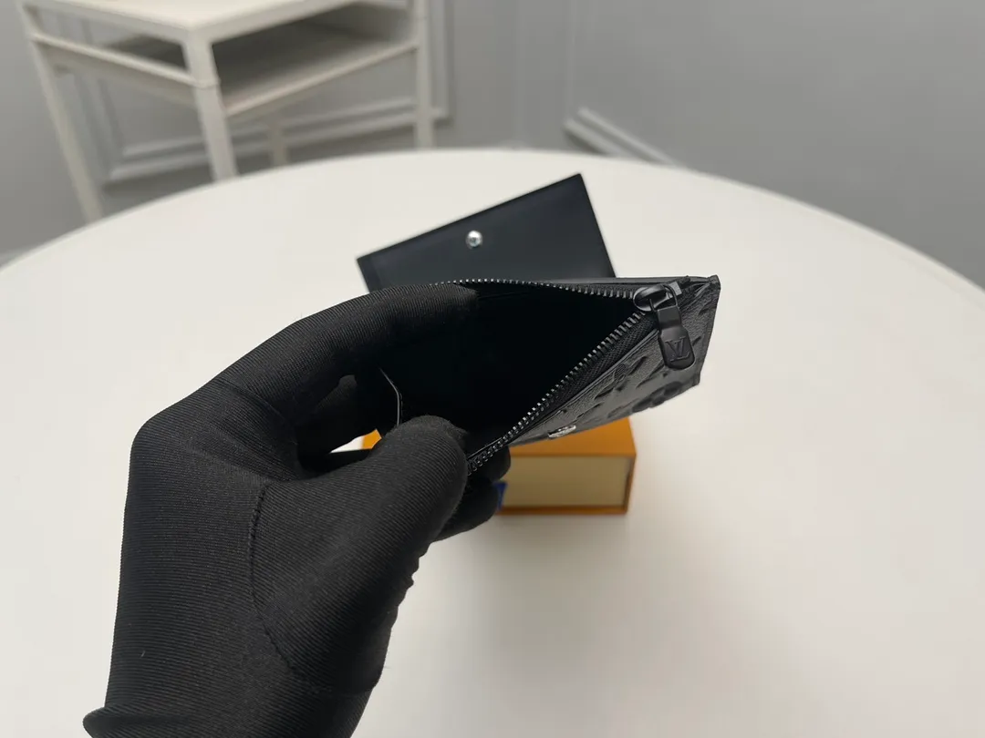 Factory price 400 [Top original order] M12635 embossed 👏👏 Single shadow leather that is embossed with a single pattern has been updated with a "Quite luxury" atmosphere to create a compact size "Victor wallet". In addition to the zippered pockets, it has a practical interior including a note and receipt pocket and five card slots. The bezel that opens and closes with the shutter button signed "Louis Vuitton" is also very attractive. Dimensions: 11.5 x 9 x 2.5. 🎁🎁18810.