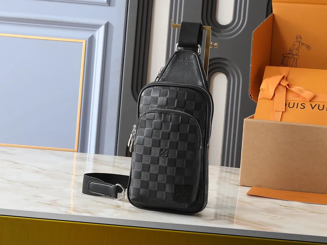 💰240💰Upgraded from the original M11703 M47137. This Avenue small shoulder bag is made of Monogram Eclipse coated canvas and explores the trend of cross-body travel with its exquisite configuration. An interior pocket in the main compartment ensures secure storage, while an exterior zippered pocket provides easy access to frequently used items. There is a triangular zipper pocket where the shoulder strap connects to the handbag. 16.0 x 33.0 x 5.7 cm (length x height x width)