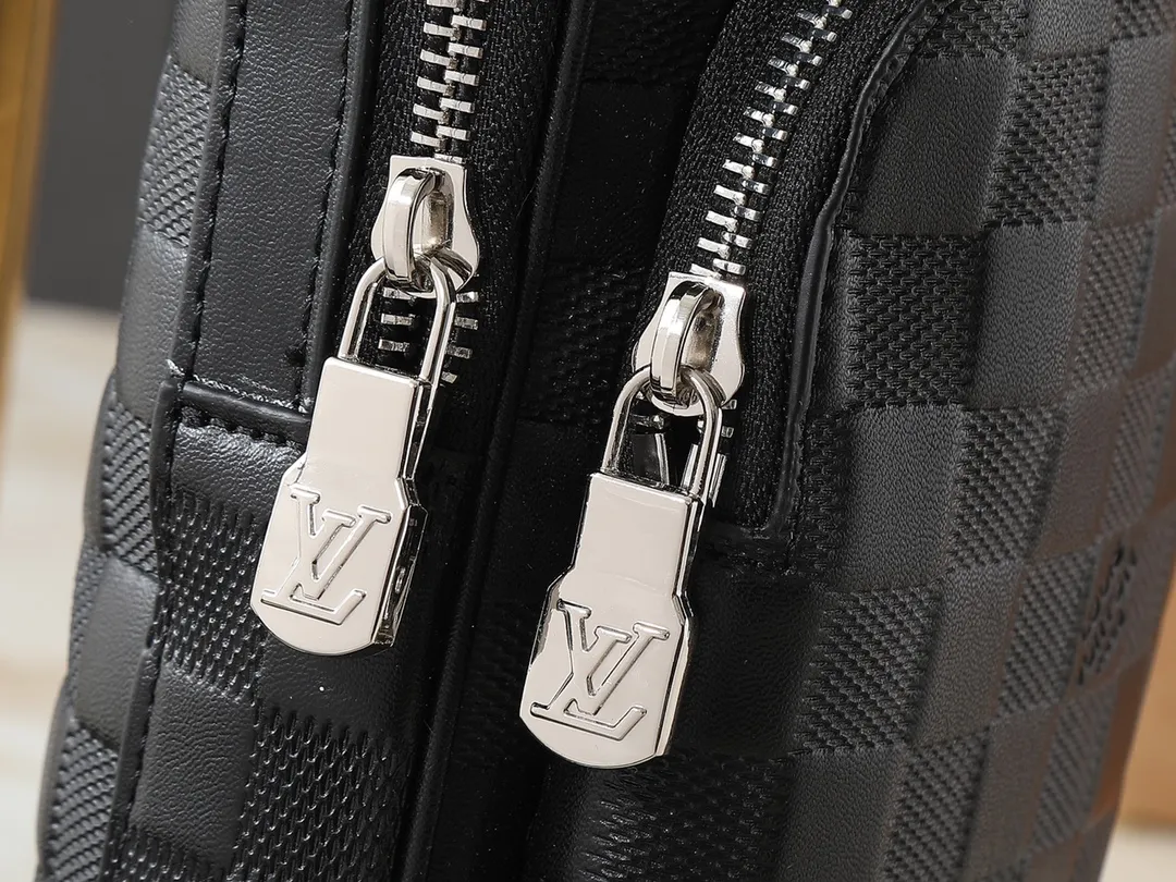 💰240💰Upgraded from the original M11703 M47137. This Avenue small shoulder bag is made of Monogram Eclipse coated canvas and explores the trend of cross-body travel with its exquisite configuration. An interior pocket in the main compartment ensures secure storage, while an exterior zippered pocket provides easy access to frequently used items. There is a triangular zipper pocket where the shoulder strap connects to the handbag. 16.0 x 33.0 x 5.7 cm (length x height x width)