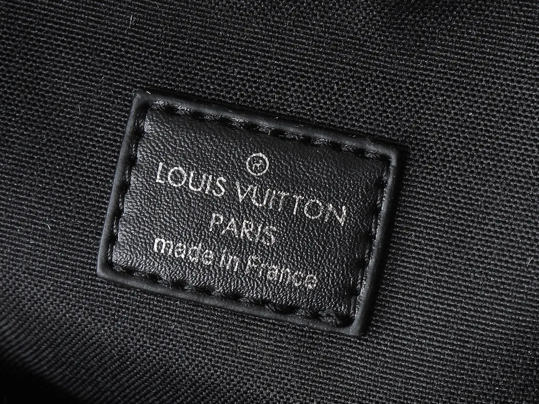 💰240💰Upgraded from the original M11703 M47137. This Avenue small shoulder bag is made of Monogram Eclipse coated canvas and explores the trend of cross-body travel with its exquisite configuration. An interior pocket in the main compartment ensures secure storage, while an exterior zippered pocket provides easy access to frequently used items. There is a triangular zipper pocket where the shoulder strap connects to the handbag. 16.0 x 33.0 x 5.7 cm (length x height x width)
